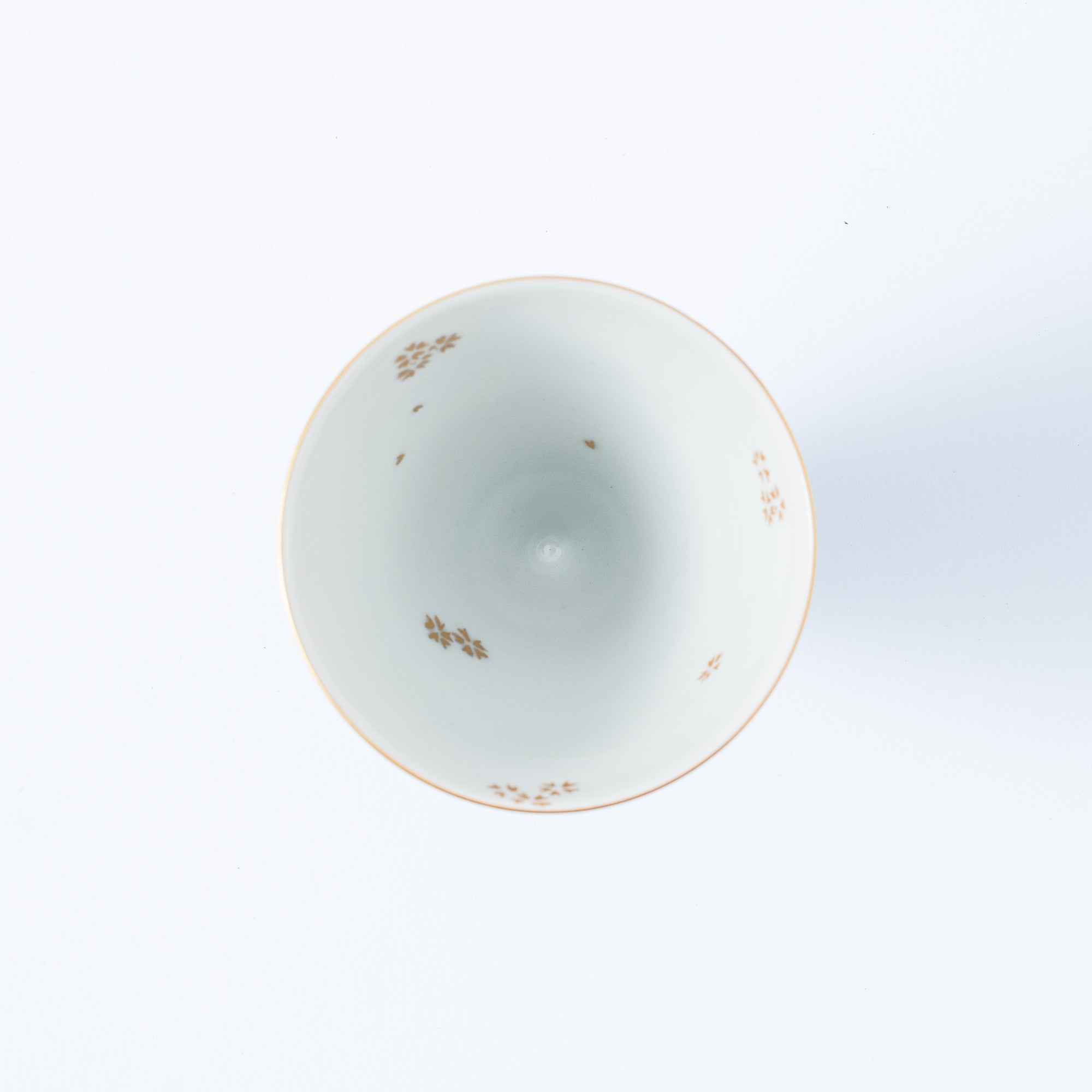 Copa de sake Morikin Shirochibu con flor de ciruelo blanca