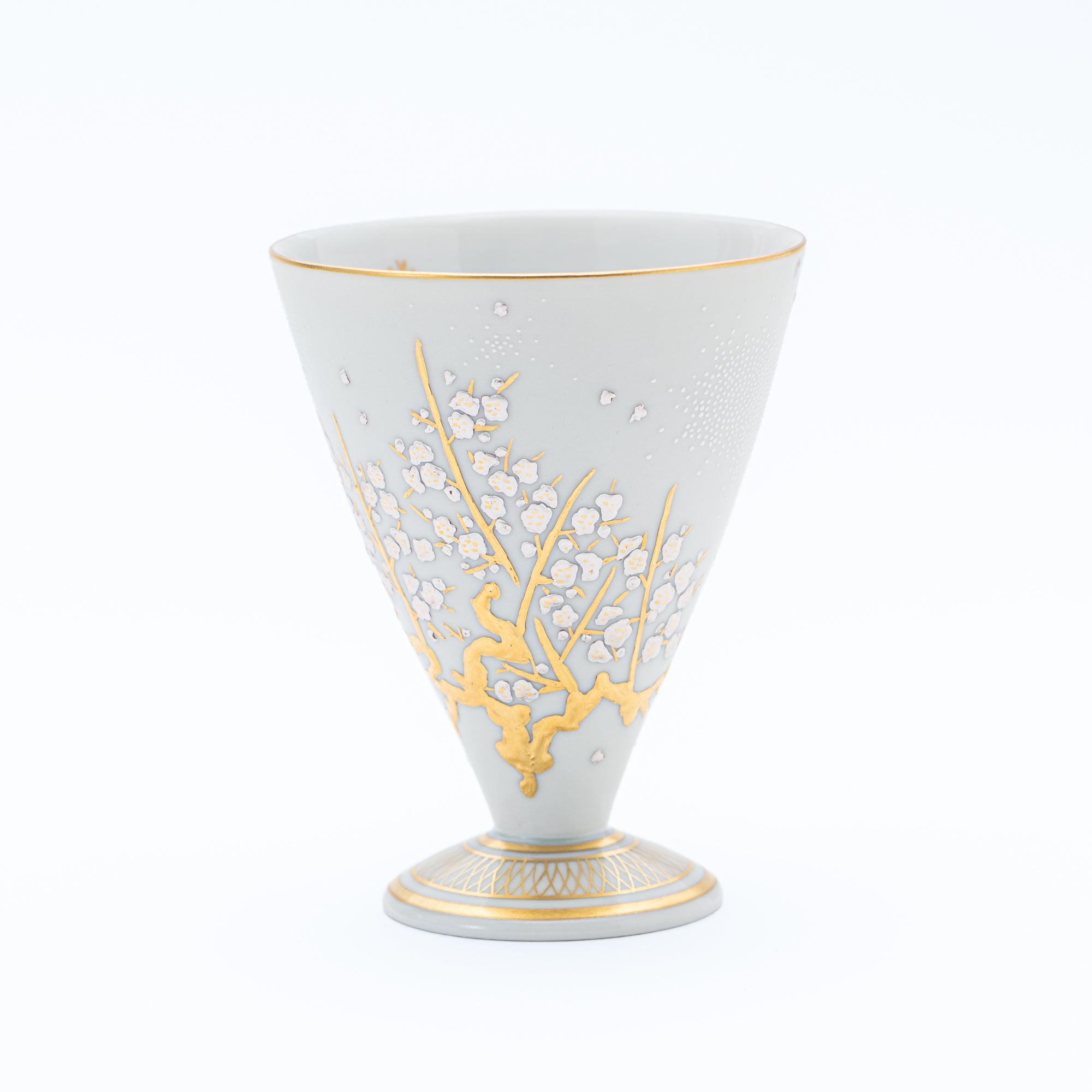 Copa de sake Morikin Shirochibu con flor de ciruelo blanca