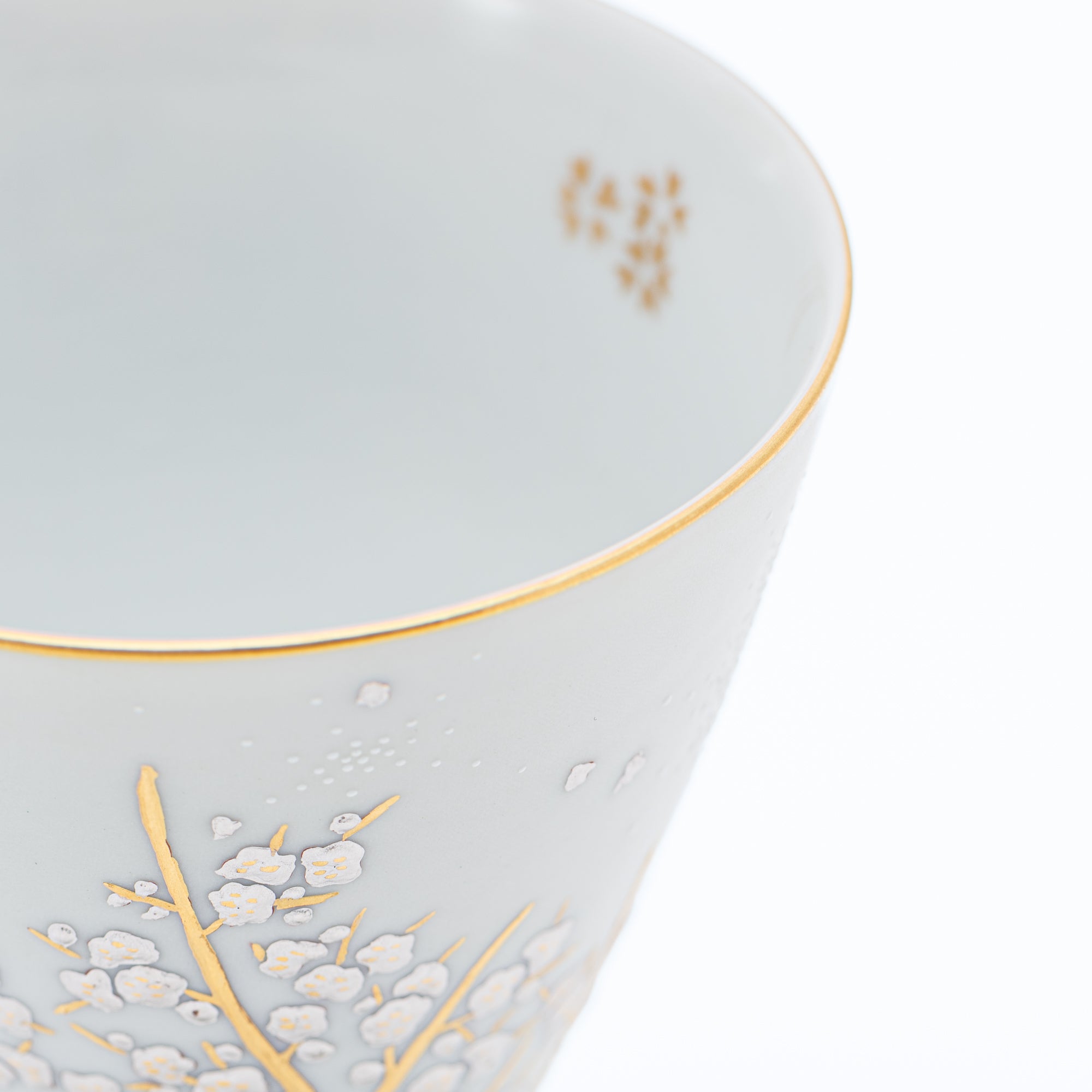 Copa de sake Morikin Shirochibu con flor de ciruelo blanca