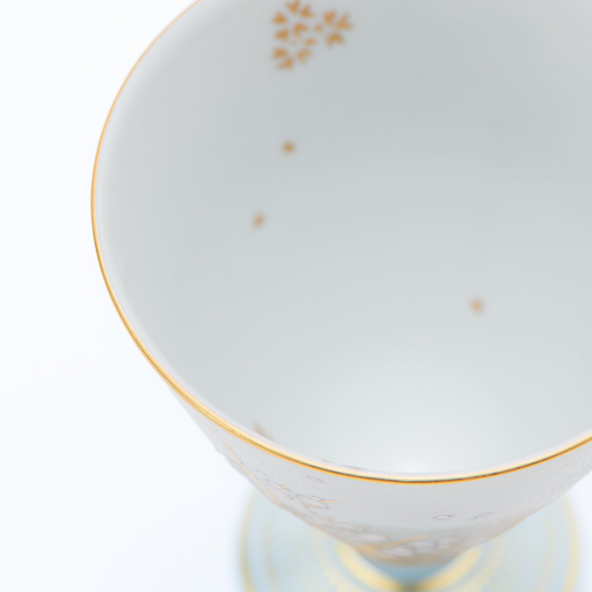 Copa de sake Morikin Shirochibu con flor de ciruelo blanca