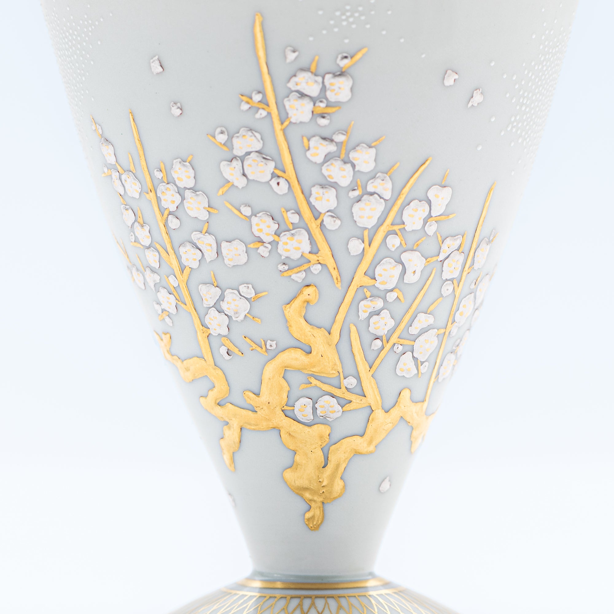 Copa de sake Morikin Shirochibu con flor de ciruelo blanca