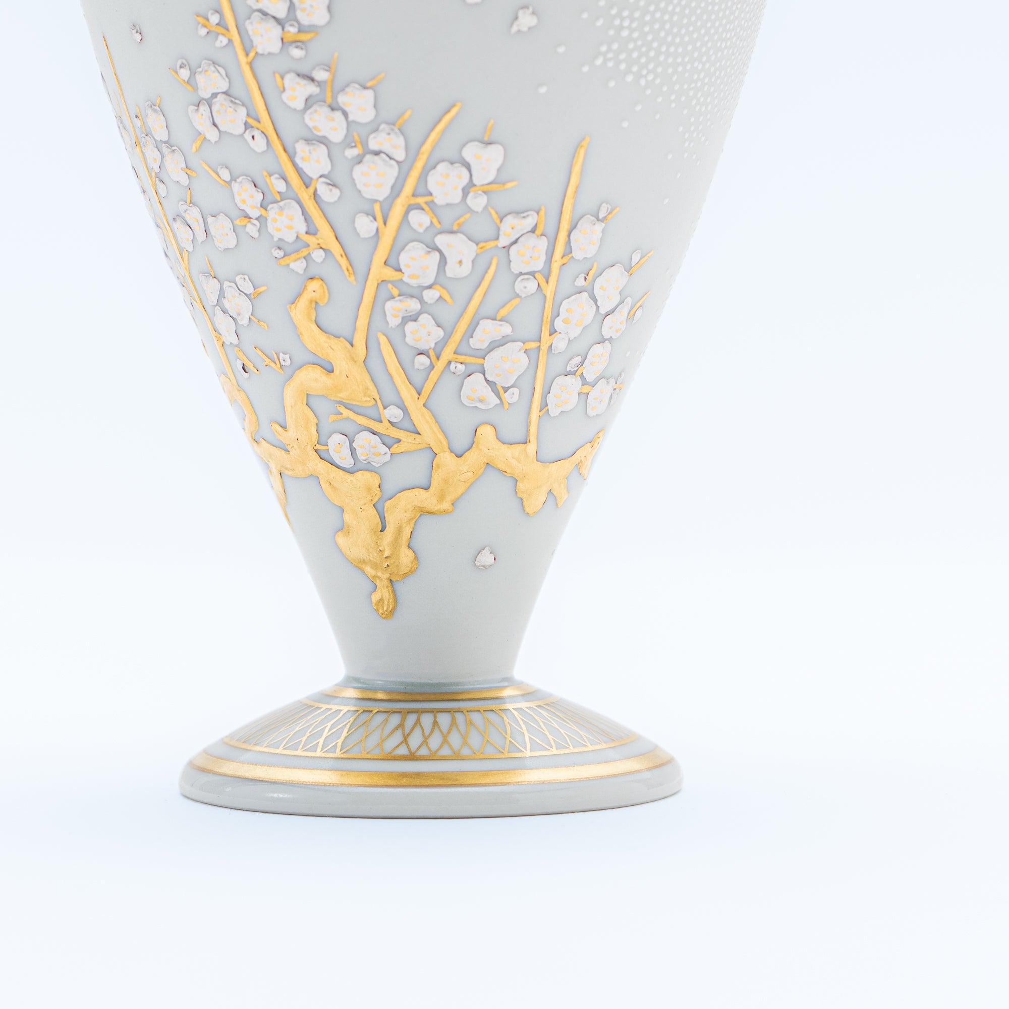Copa de sake Morikin Shirochibu con flor de ciruelo blanca