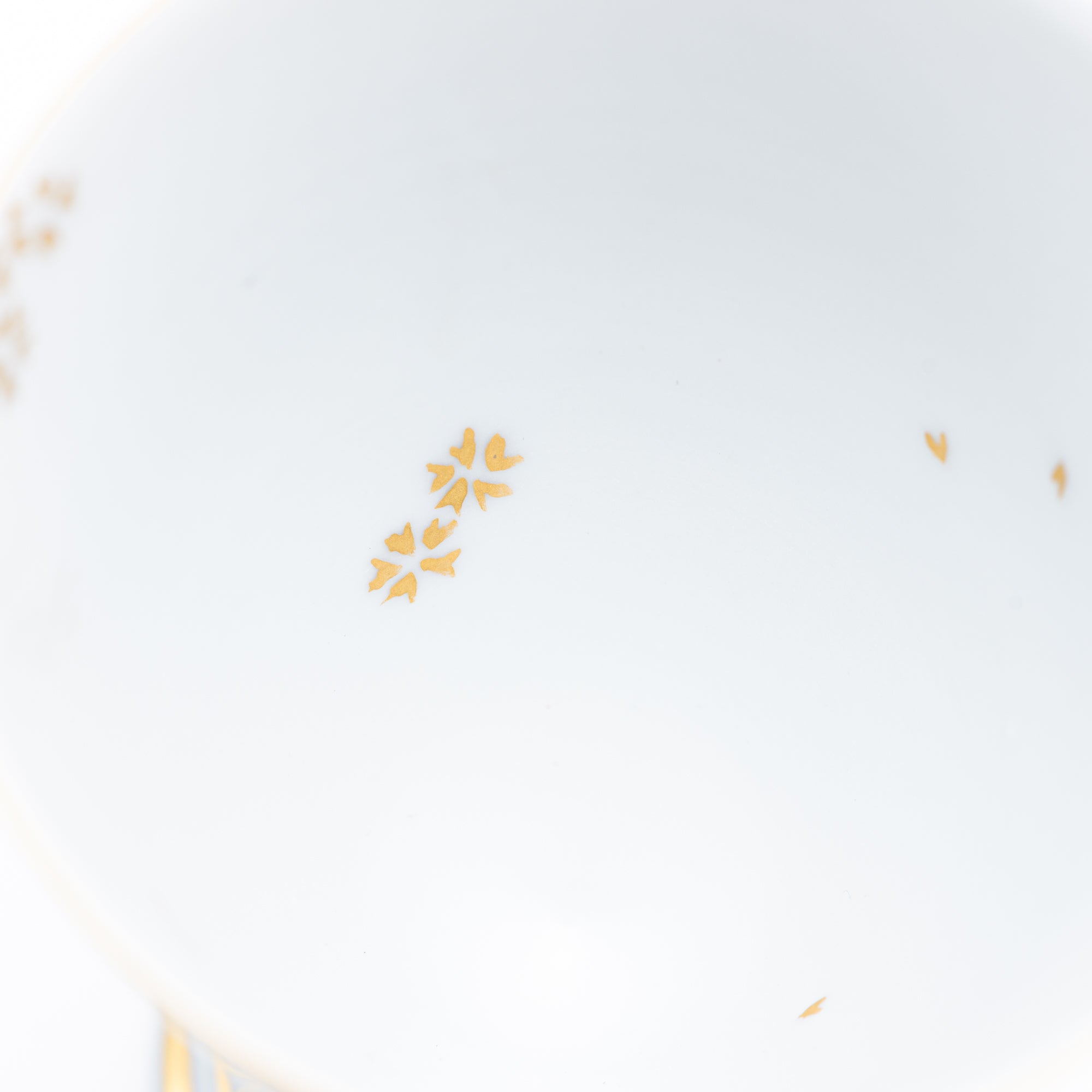 Copa de sake Morikin Shirochibu con flor de ciruelo blanca