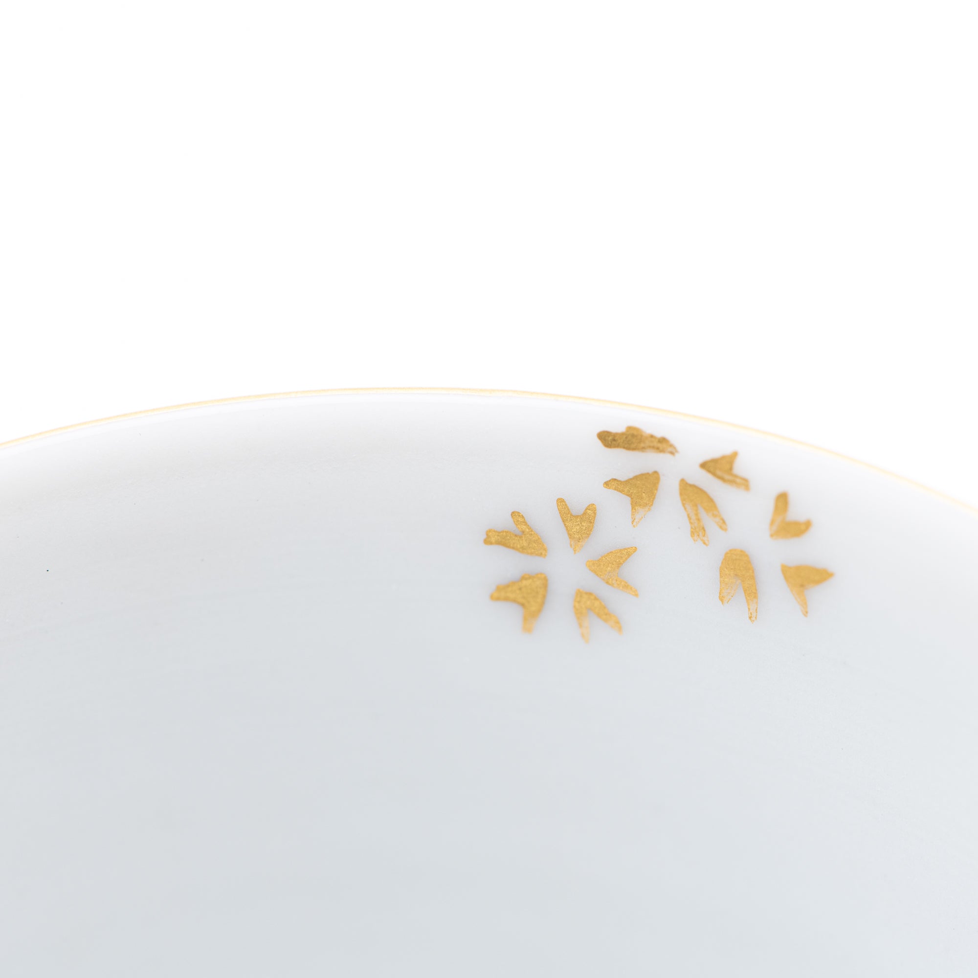 Copa de sake Morikin Shirochibu con flor de ciruelo blanca