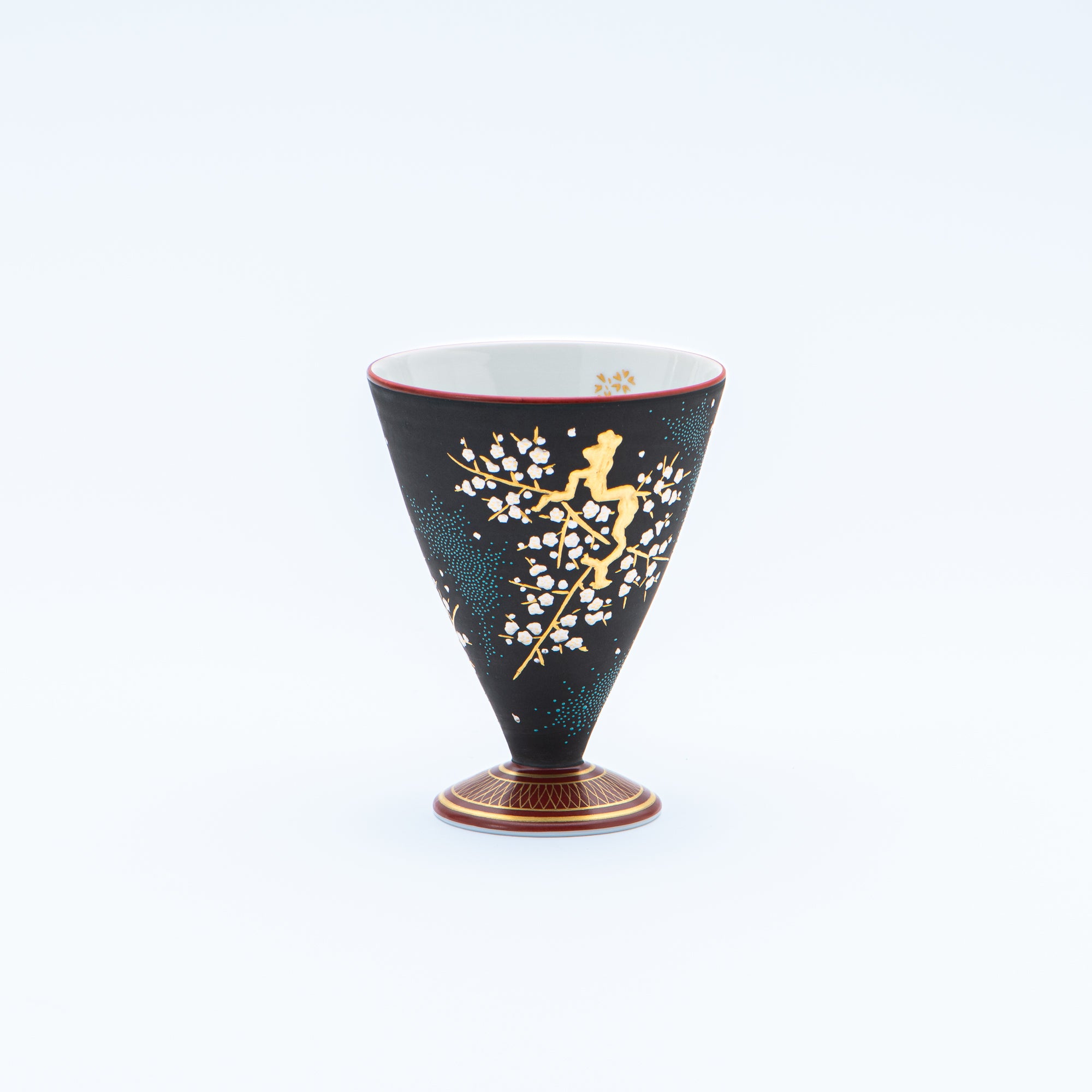 Copa de sake negra Morikin Aochibu con flor de ciruelo