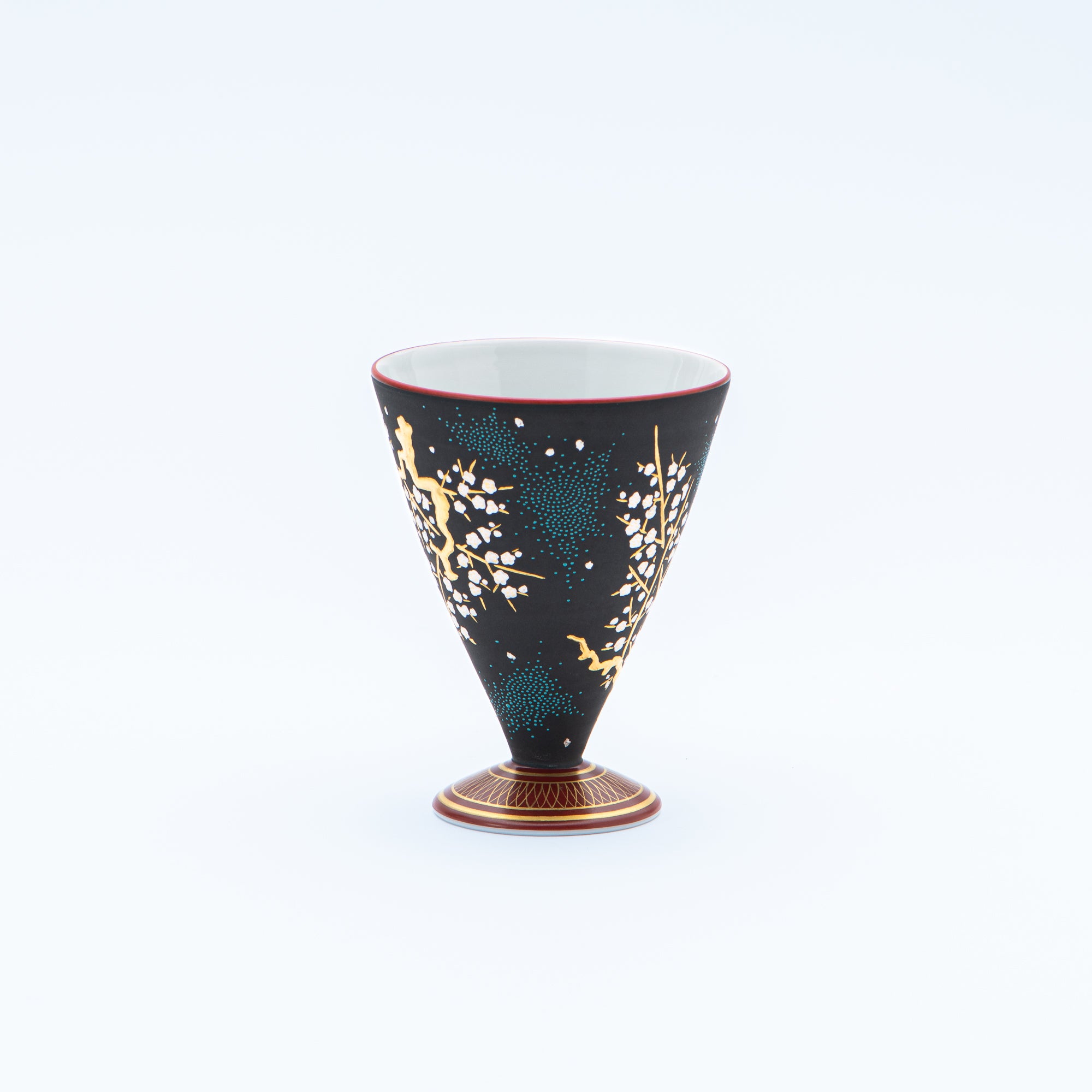 Copa de sake negra Morikin Aochibu con flor de ciruelo