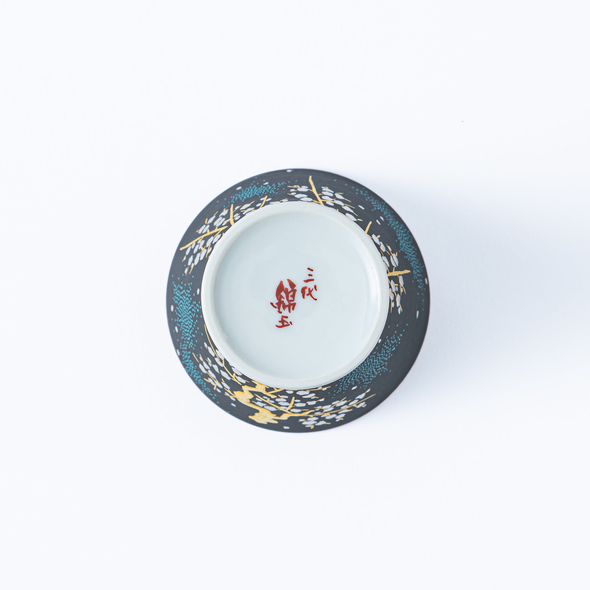 Copa de sake negra Morikin Aochibu con flor de ciruelo