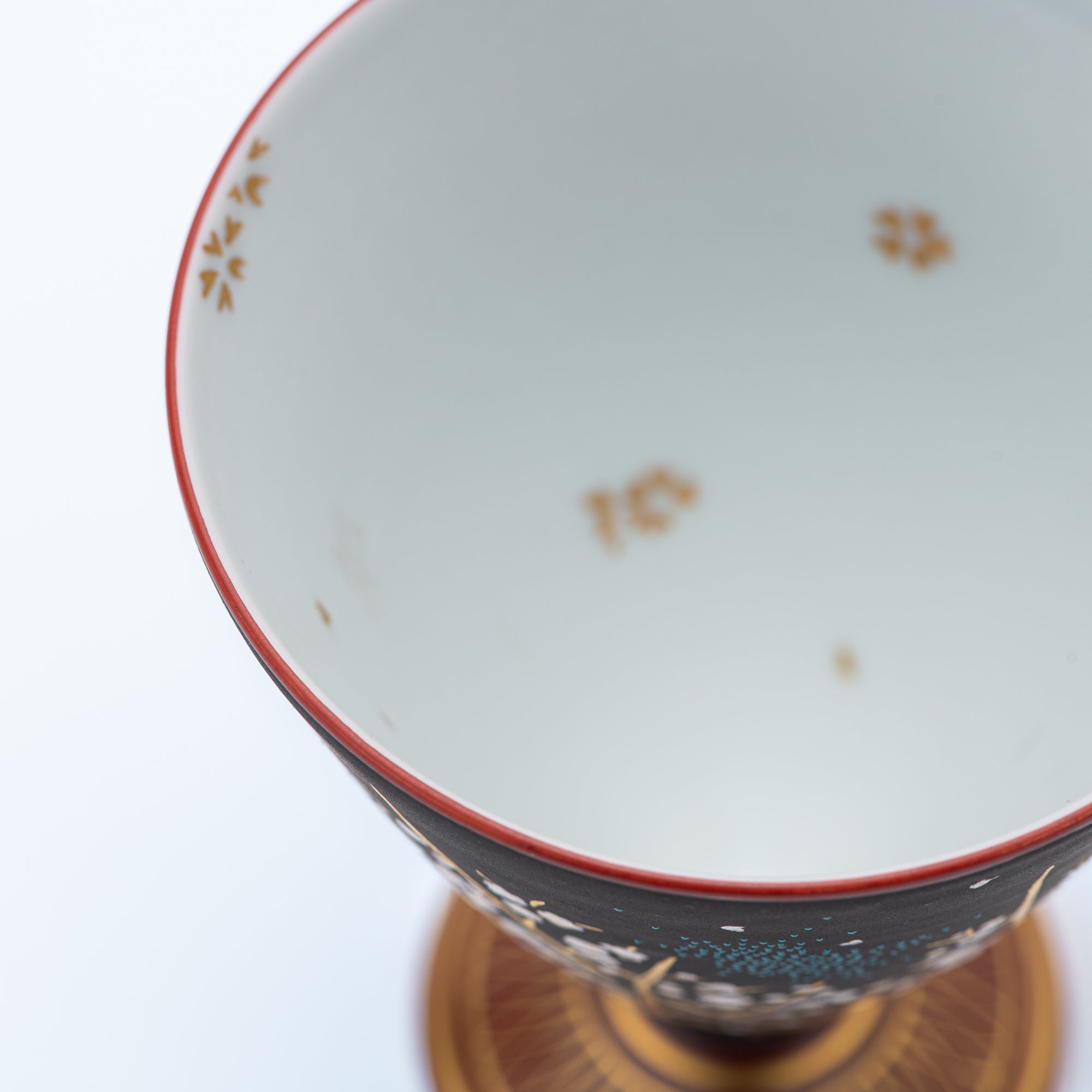Copa de sake negra Morikin Aochibu con flor de ciruelo
