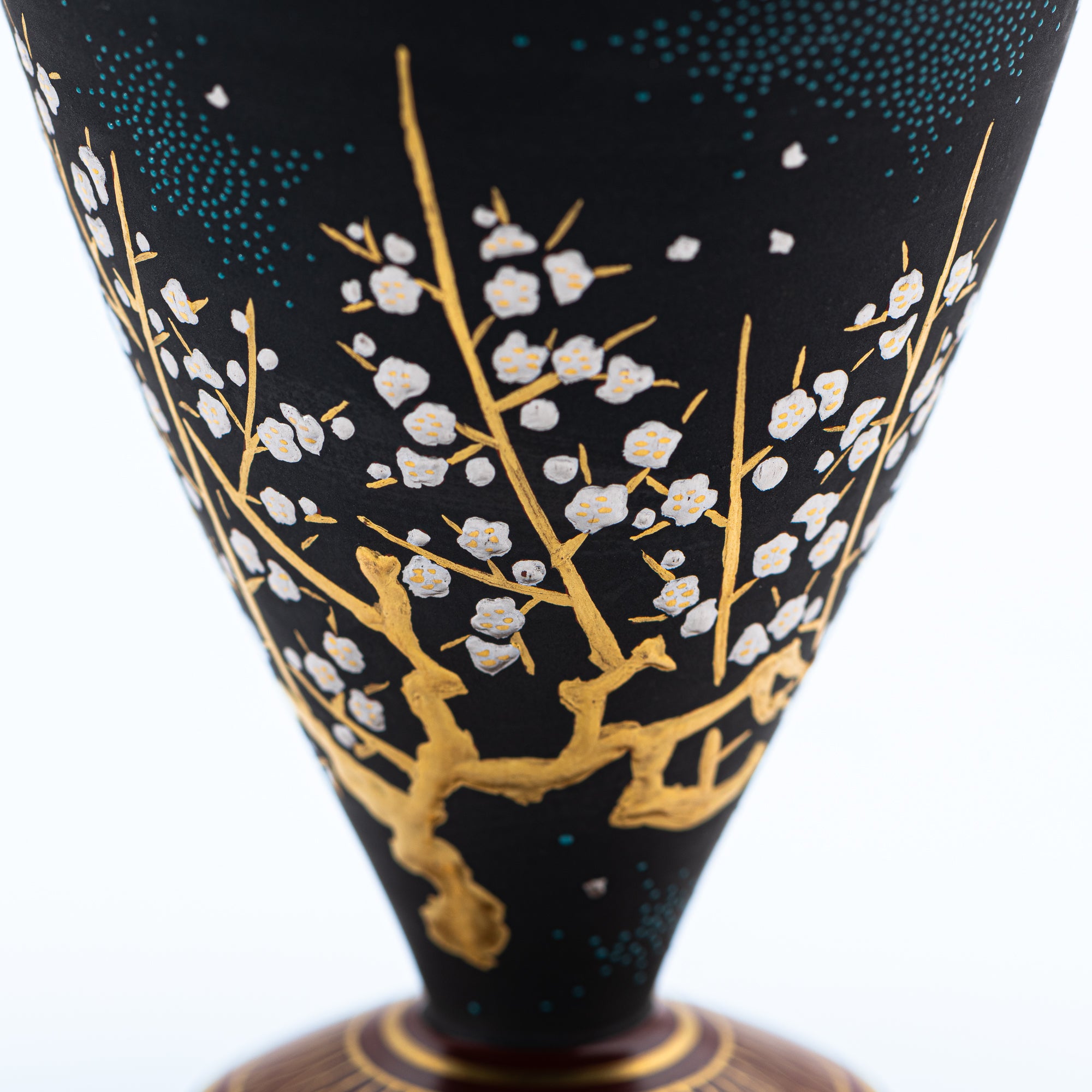 Copa de sake negra Morikin Aochibu con flor de ciruelo