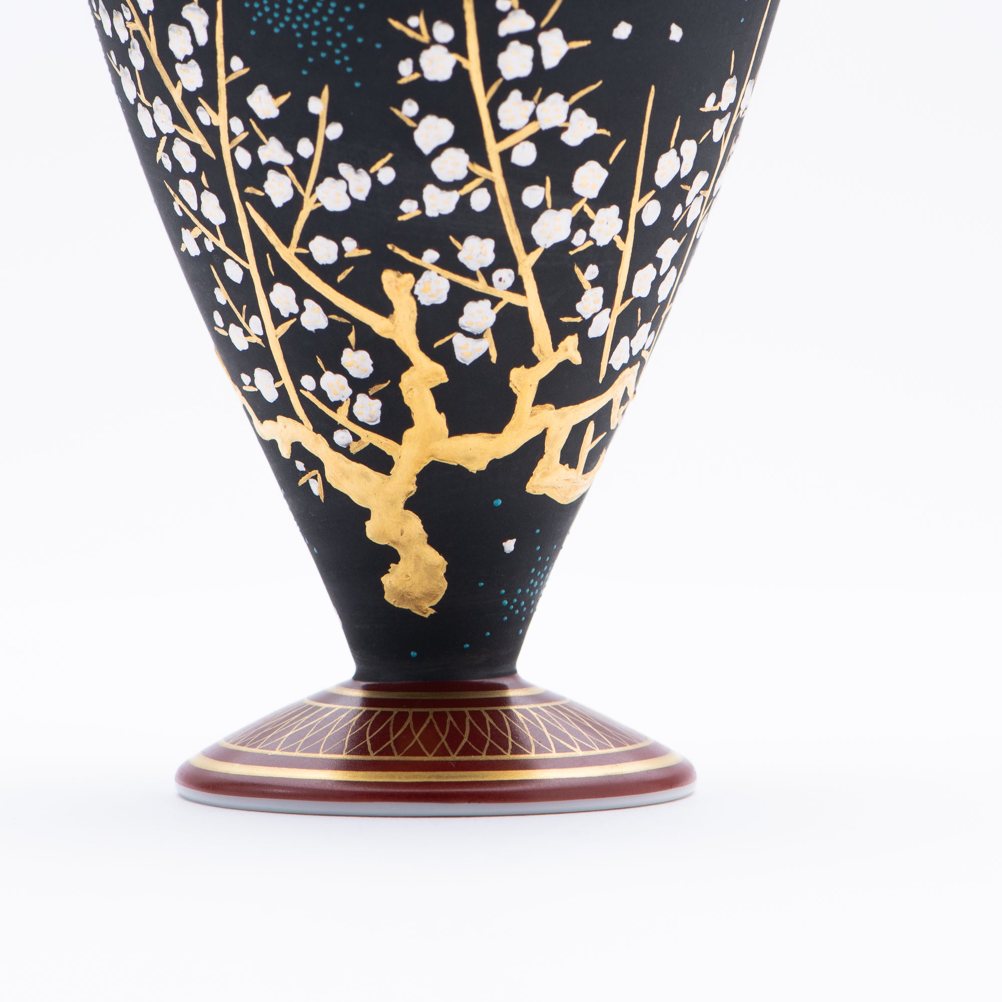 Copa de sake negra Morikin Aochibu con flor de ciruelo