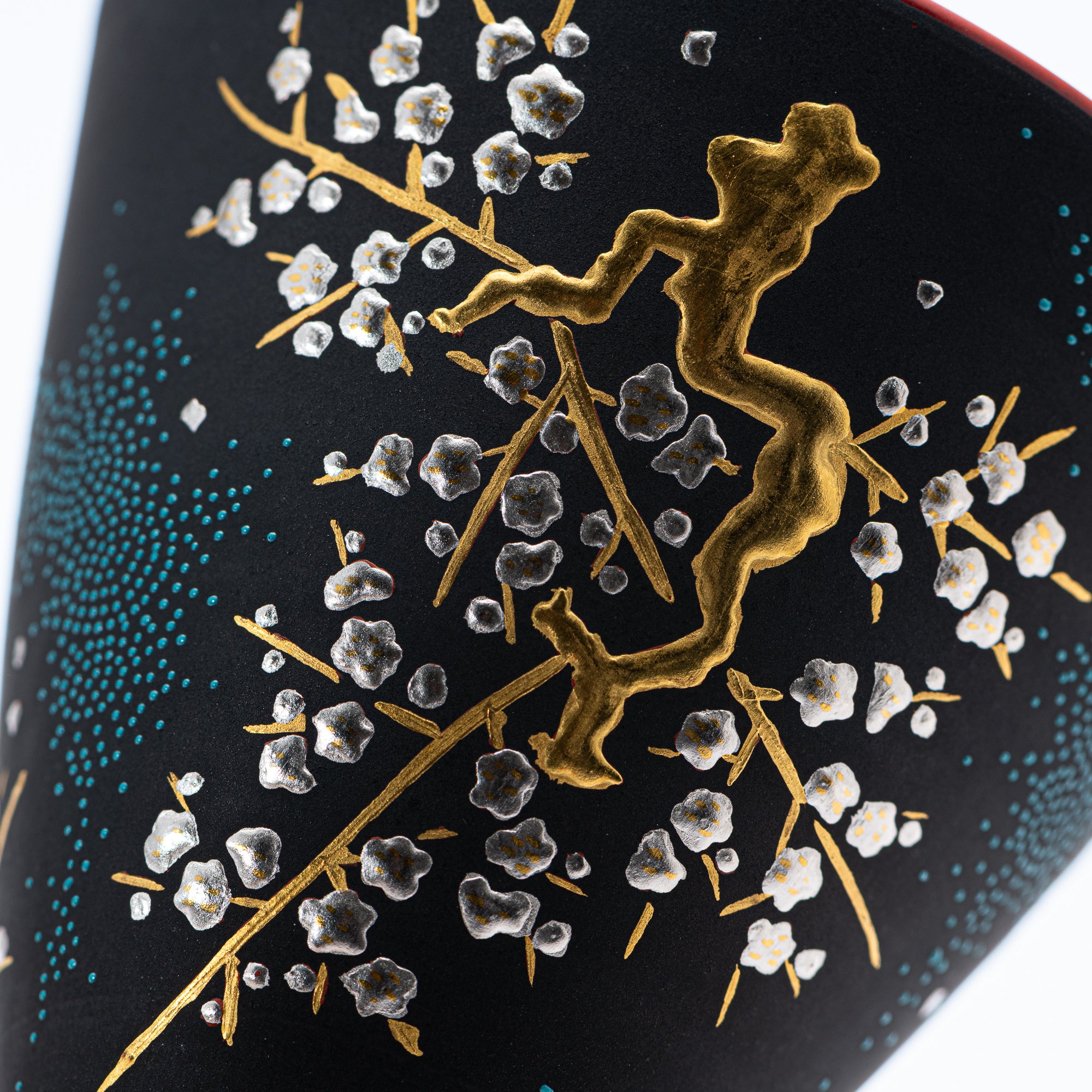 Copa de sake negra Morikin Aochibu con flor de ciruelo