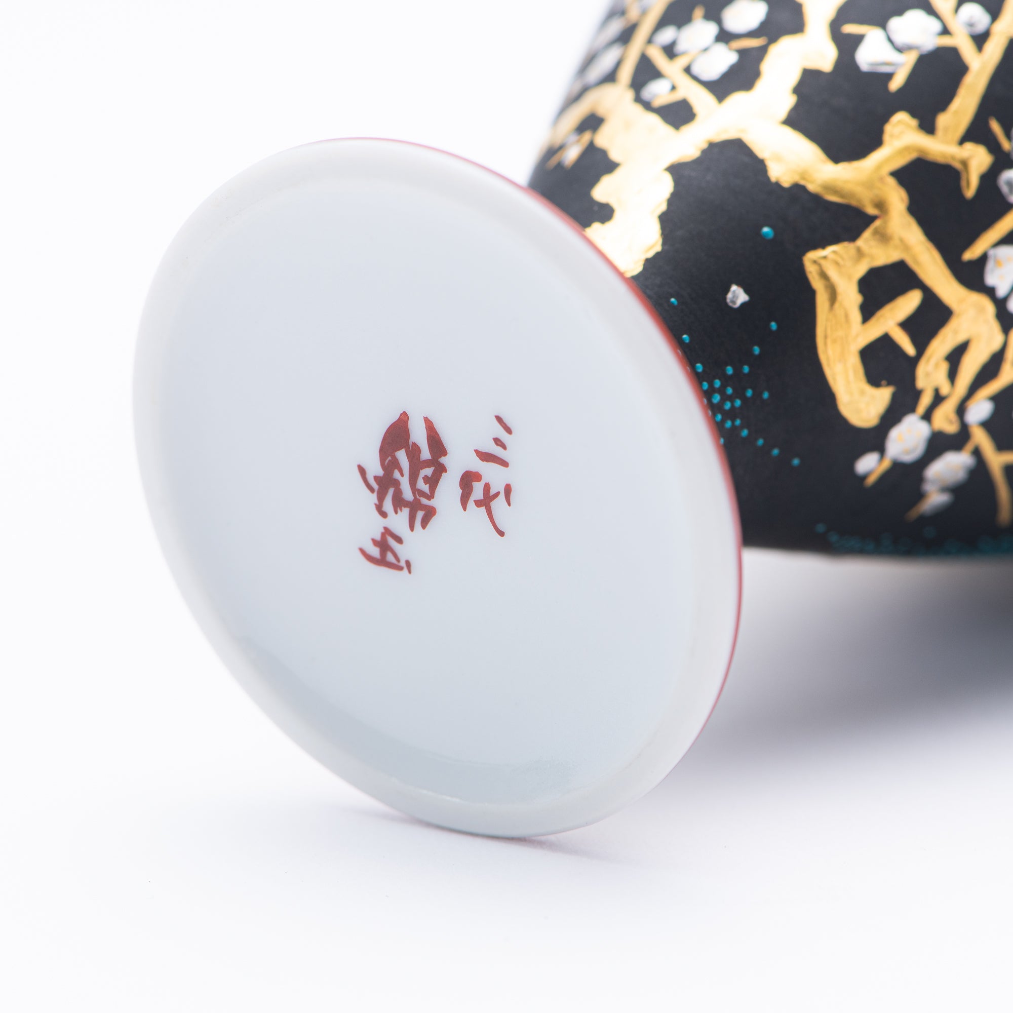 Copa de sake negra Morikin Aochibu con flor de ciruelo