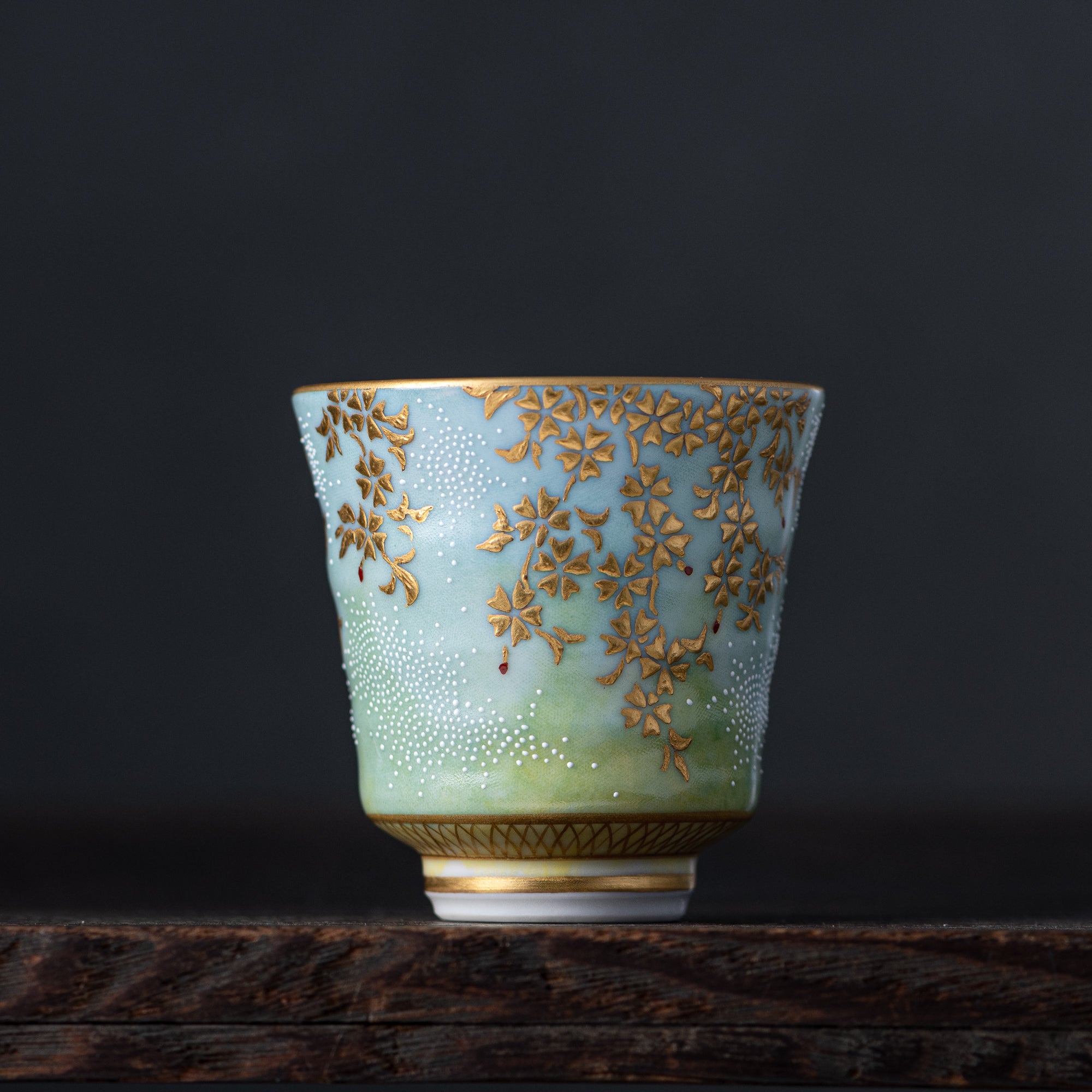 Copa de sake Morikin Shirochibu con sakura llorón en degradado azul