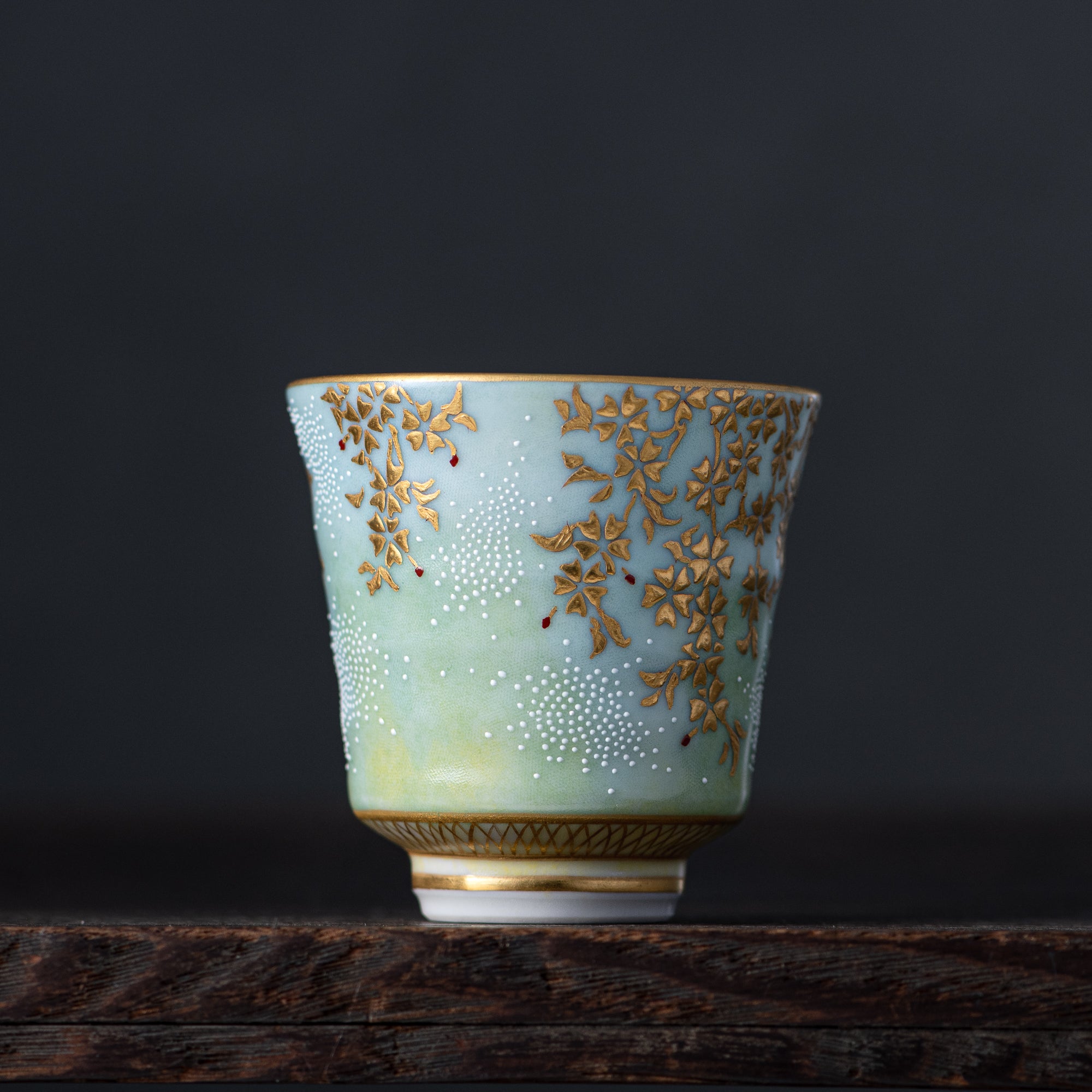 Copa de sake Morikin Shirochibu con sakura llorón en degradado azul