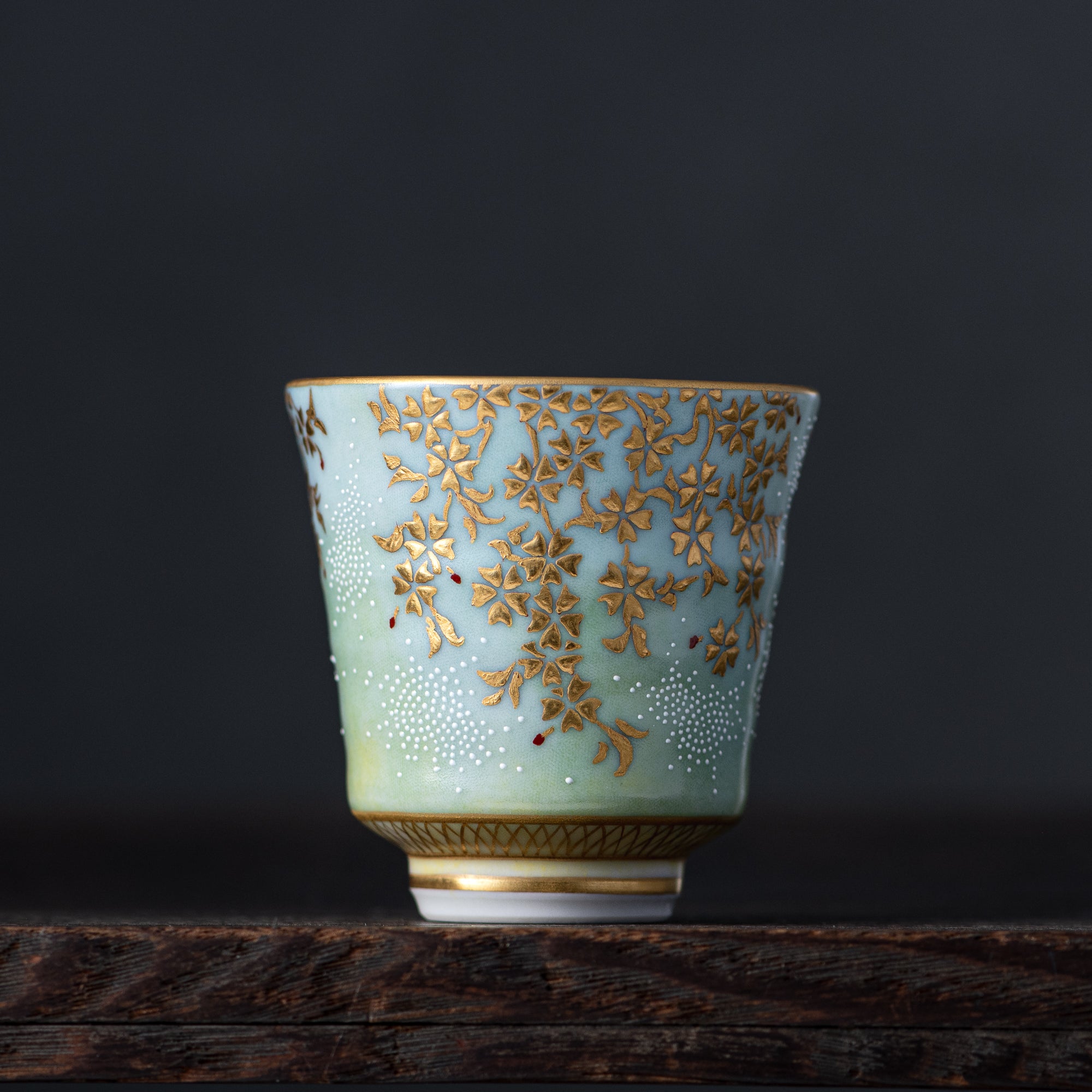 Copa de sake Morikin Shirochibu con sakura llorón en degradado azul