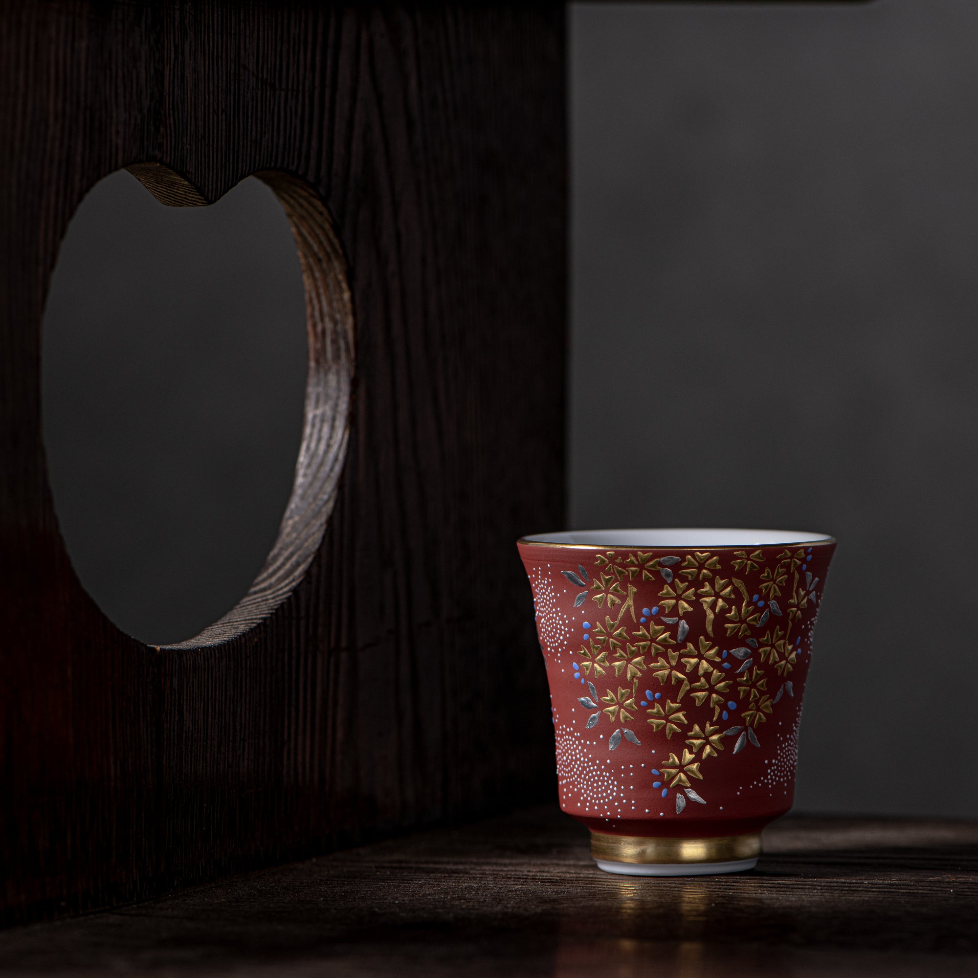 Copa de sake Morikin Shirochibu con sakura llorón rojo