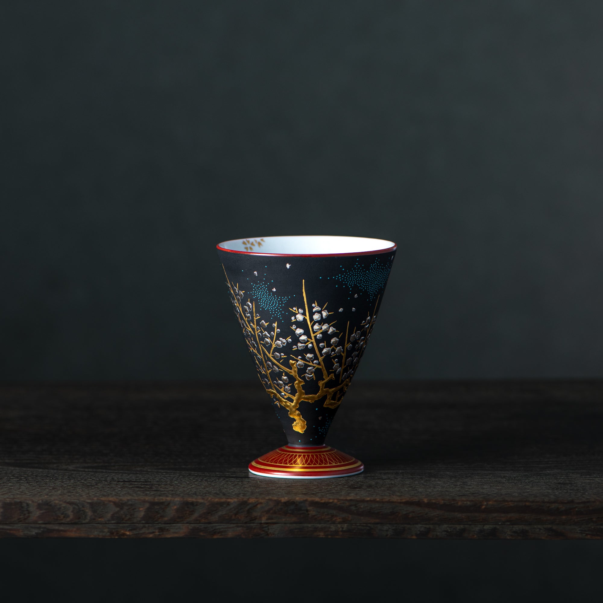 Copa de sake negra Morikin Aochibu con flor de ciruelo