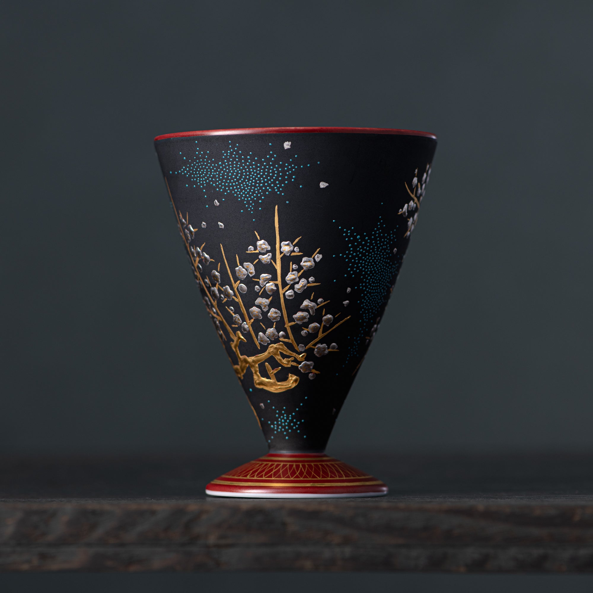 Copa de sake negra Morikin Aochibu con flor de ciruelo