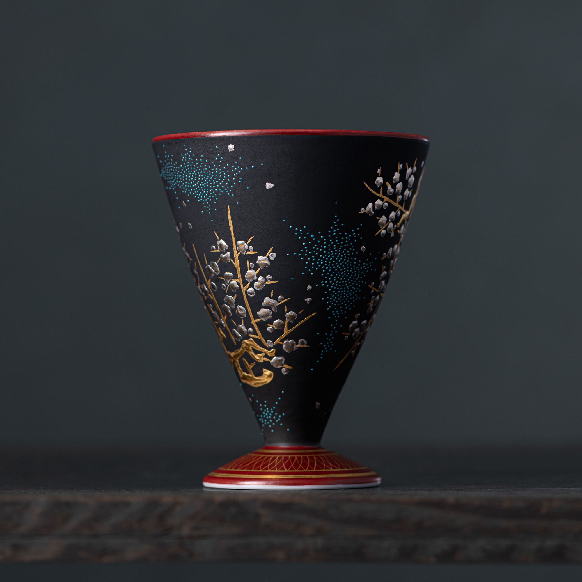 Copa de sake negra Morikin Aochibu con flor de ciruelo