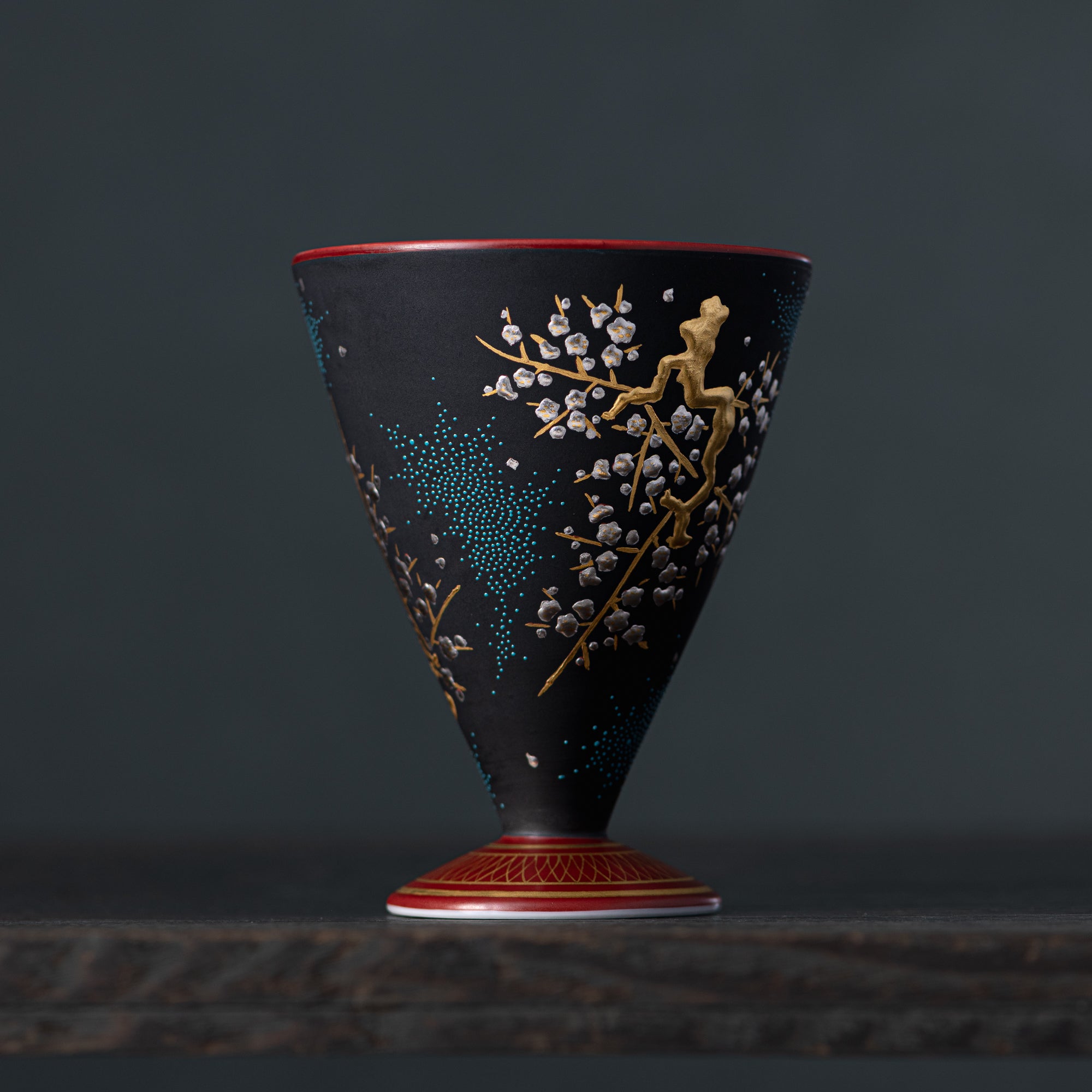 Copa de sake negra Morikin Aochibu con flor de ciruelo
