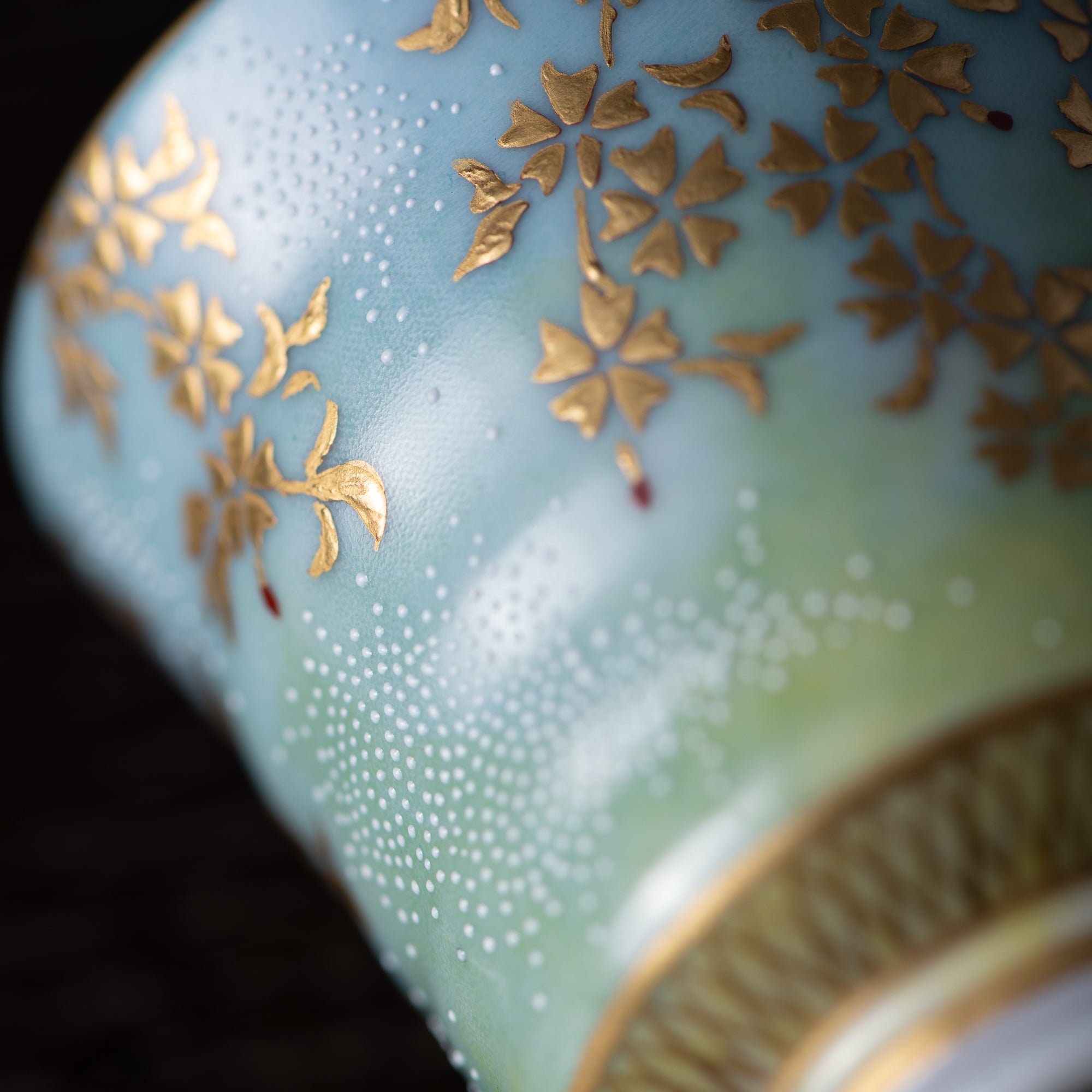 Copa de sake Morikin Shirochibu con sakura llorón en degradado azul