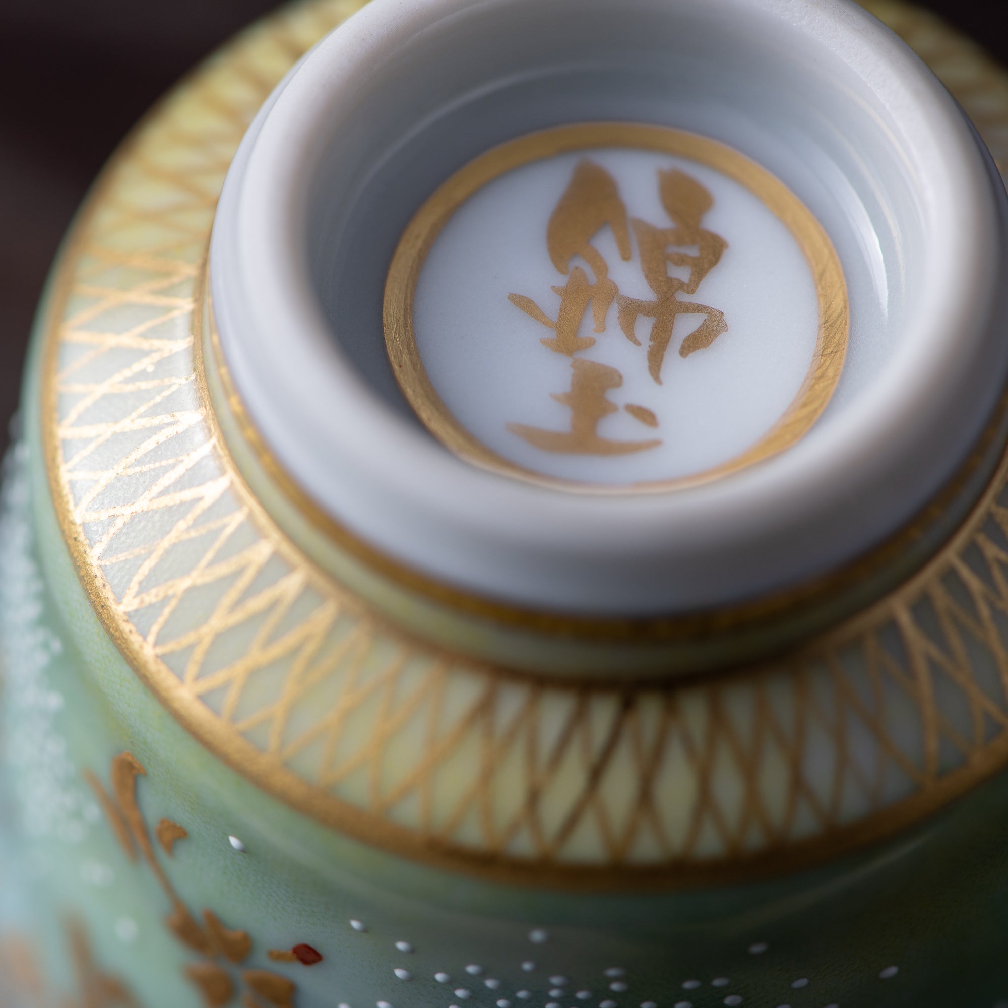 Copa de sake Morikin Shirochibu con sakura llorón en degradado azul