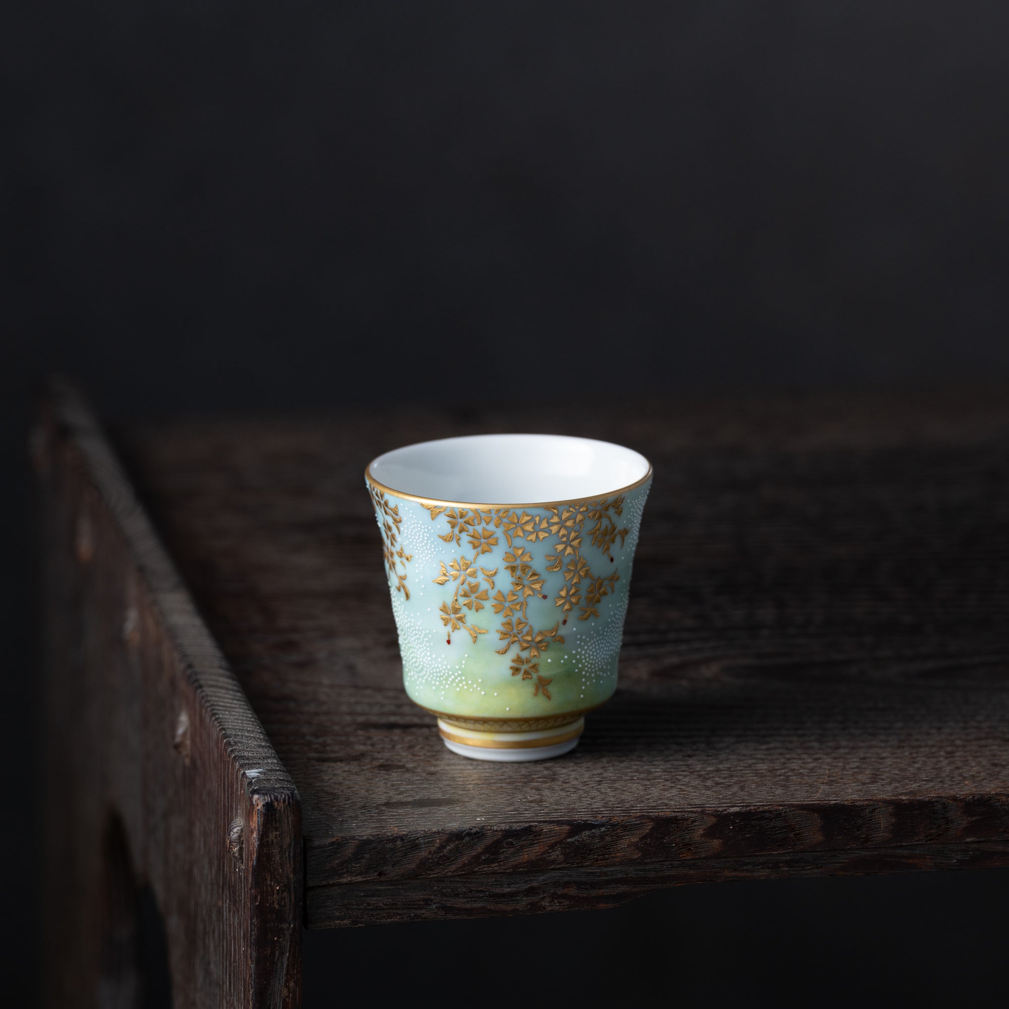 Copa de sake Morikin Shirochibu con sakura llorón en degradado azul