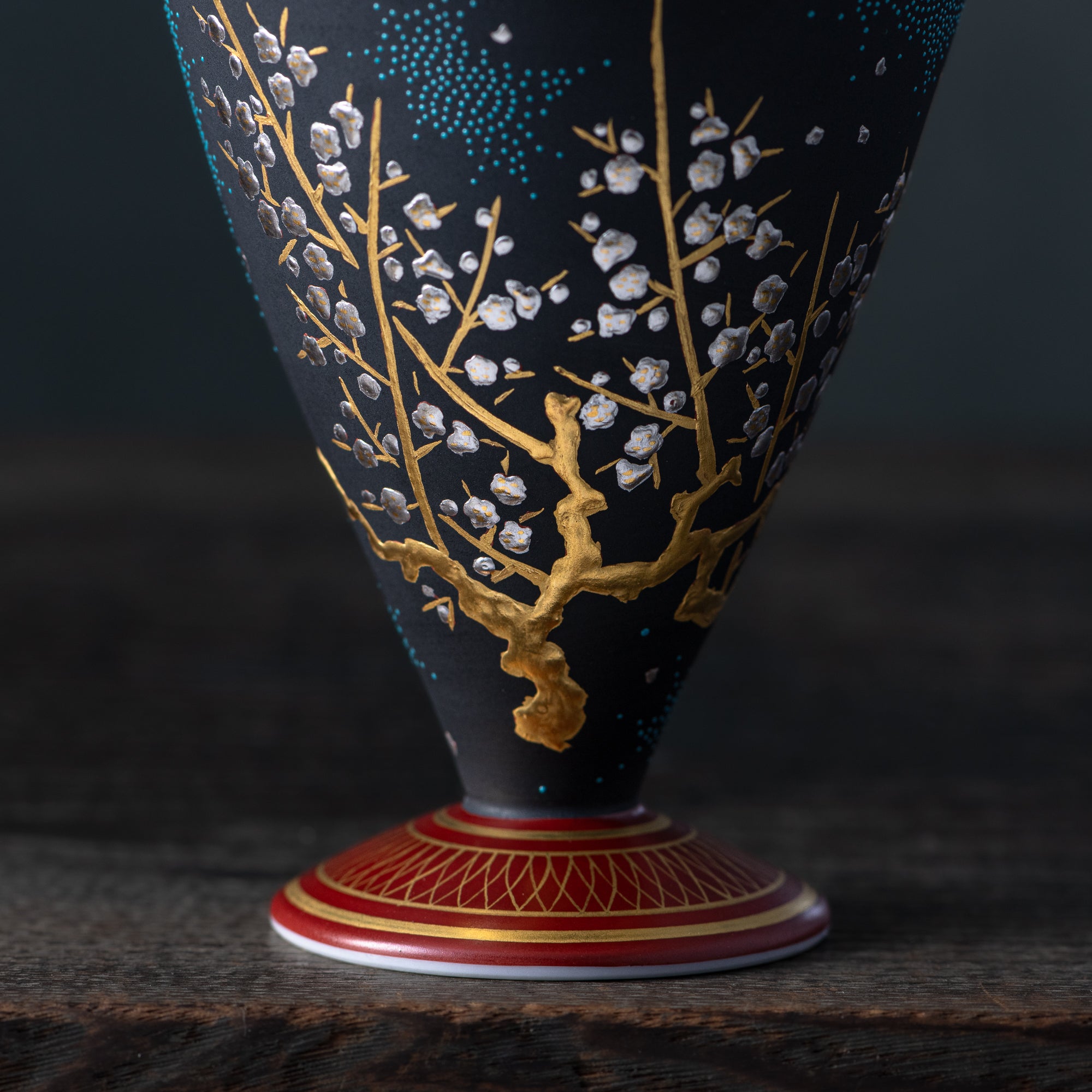 Copa de sake negra Morikin Aochibu con flor de ciruelo