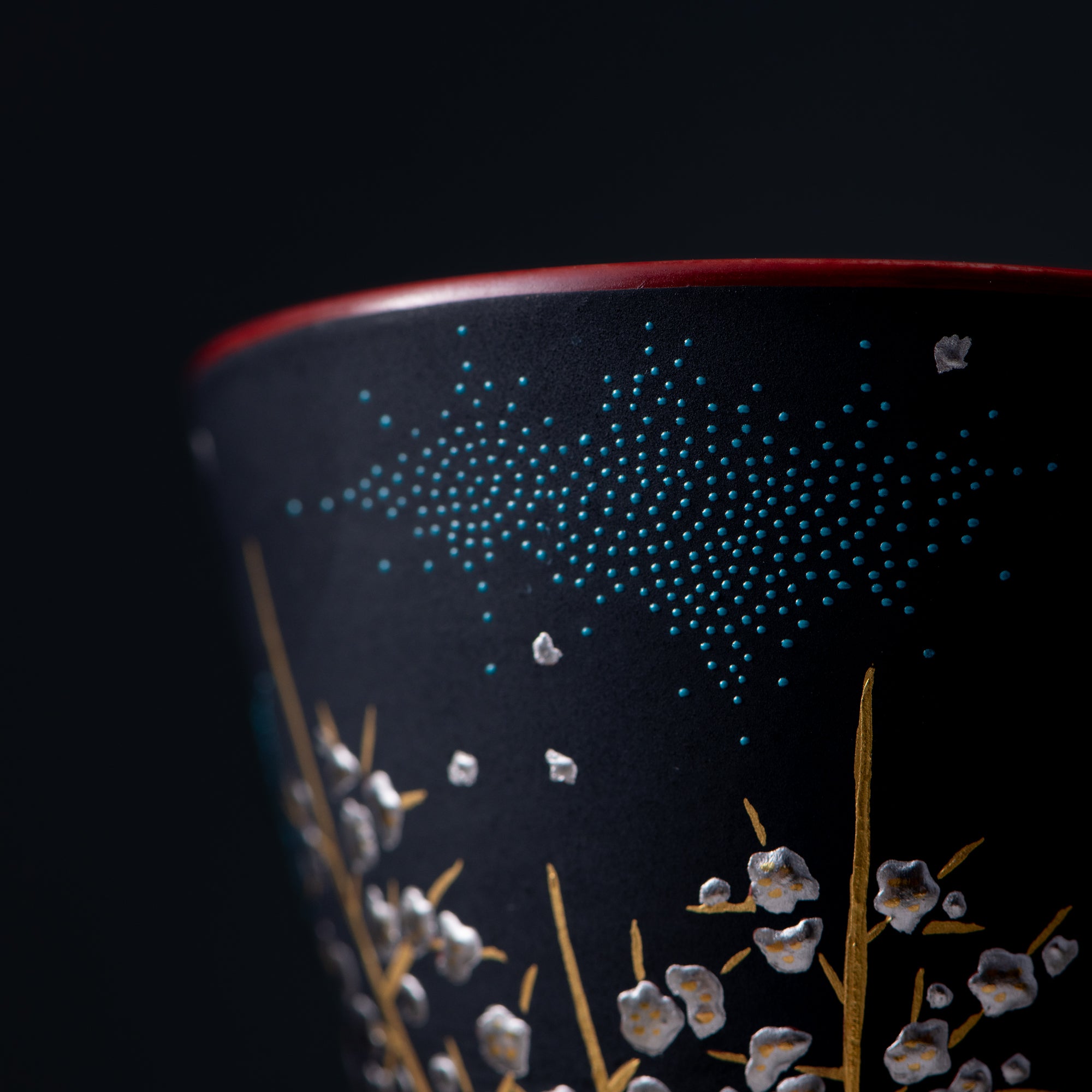 Copa de sake negra Morikin Aochibu con flor de ciruelo