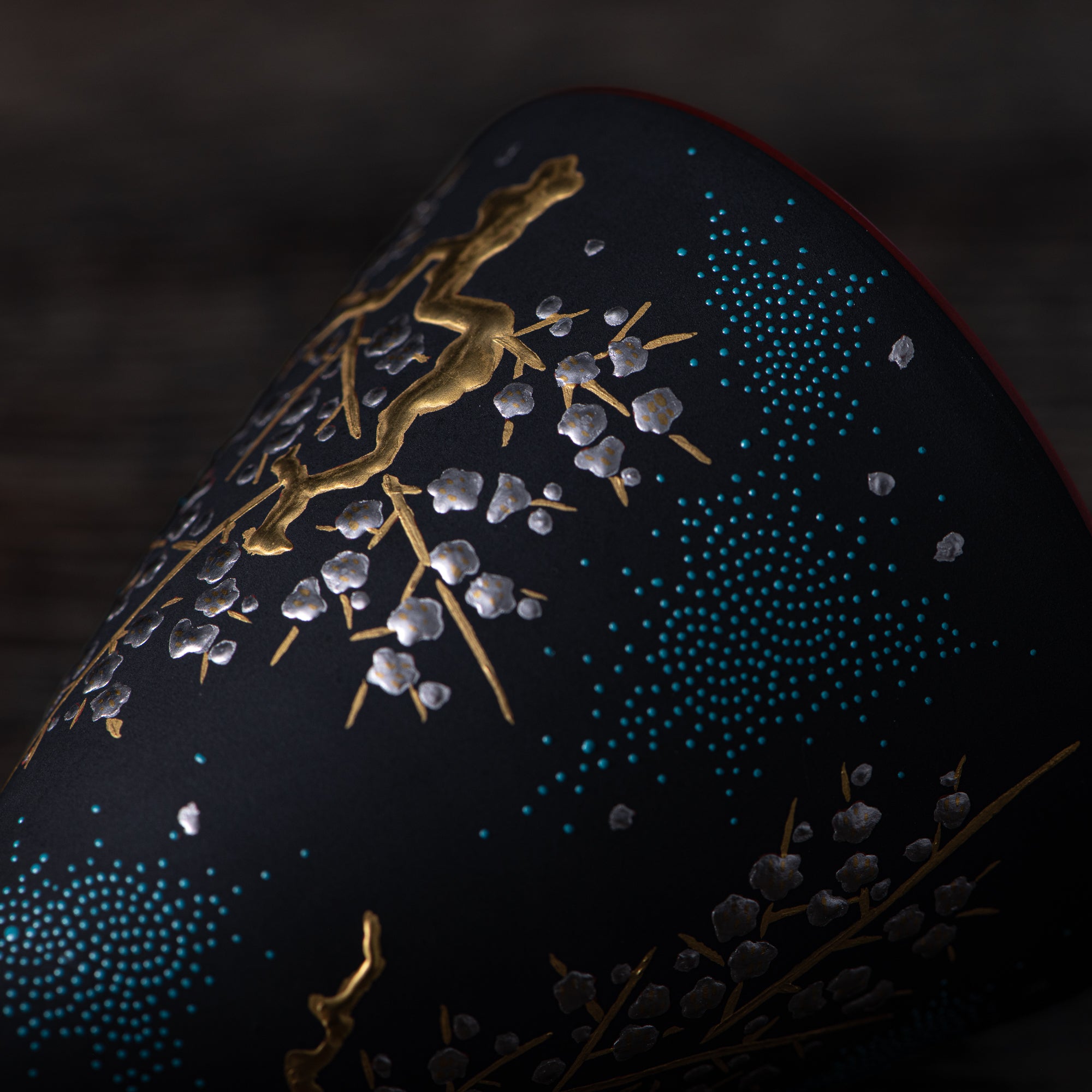 Copa de sake negra Morikin Aochibu con flor de ciruelo