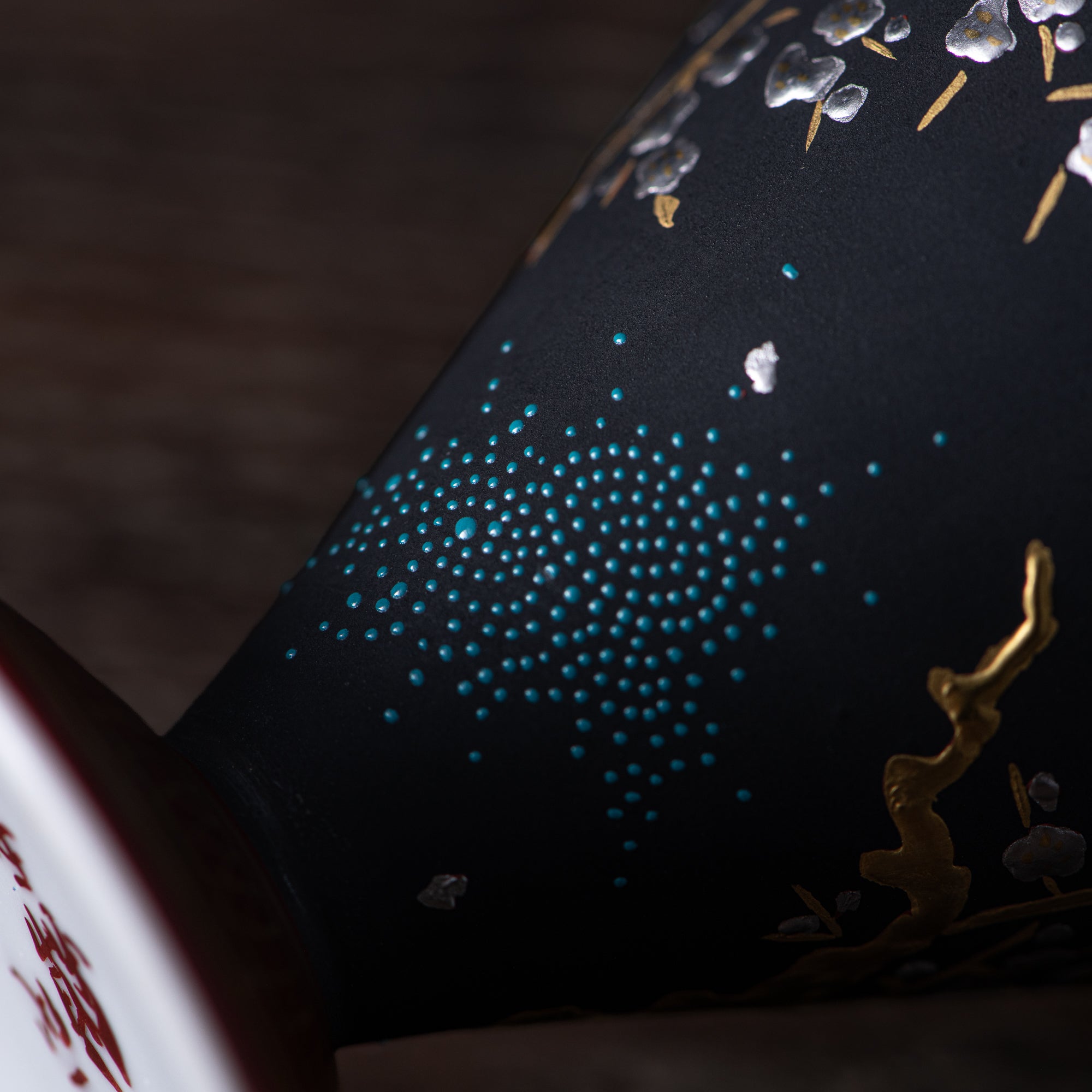 Copa de sake negra Morikin Aochibu con flor de ciruelo