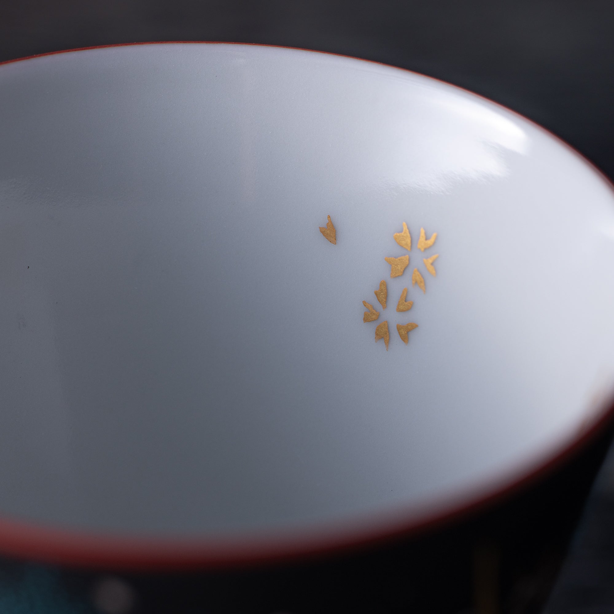 Copa de sake negra Morikin Aochibu con flor de ciruelo