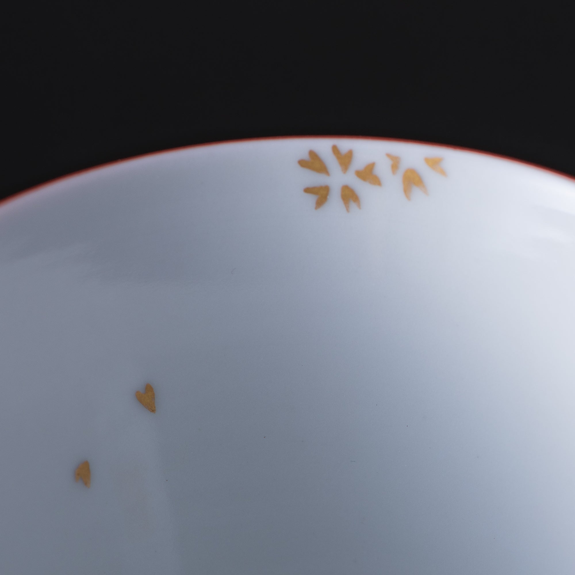 Copa de sake negra Morikin Aochibu con flor de ciruelo