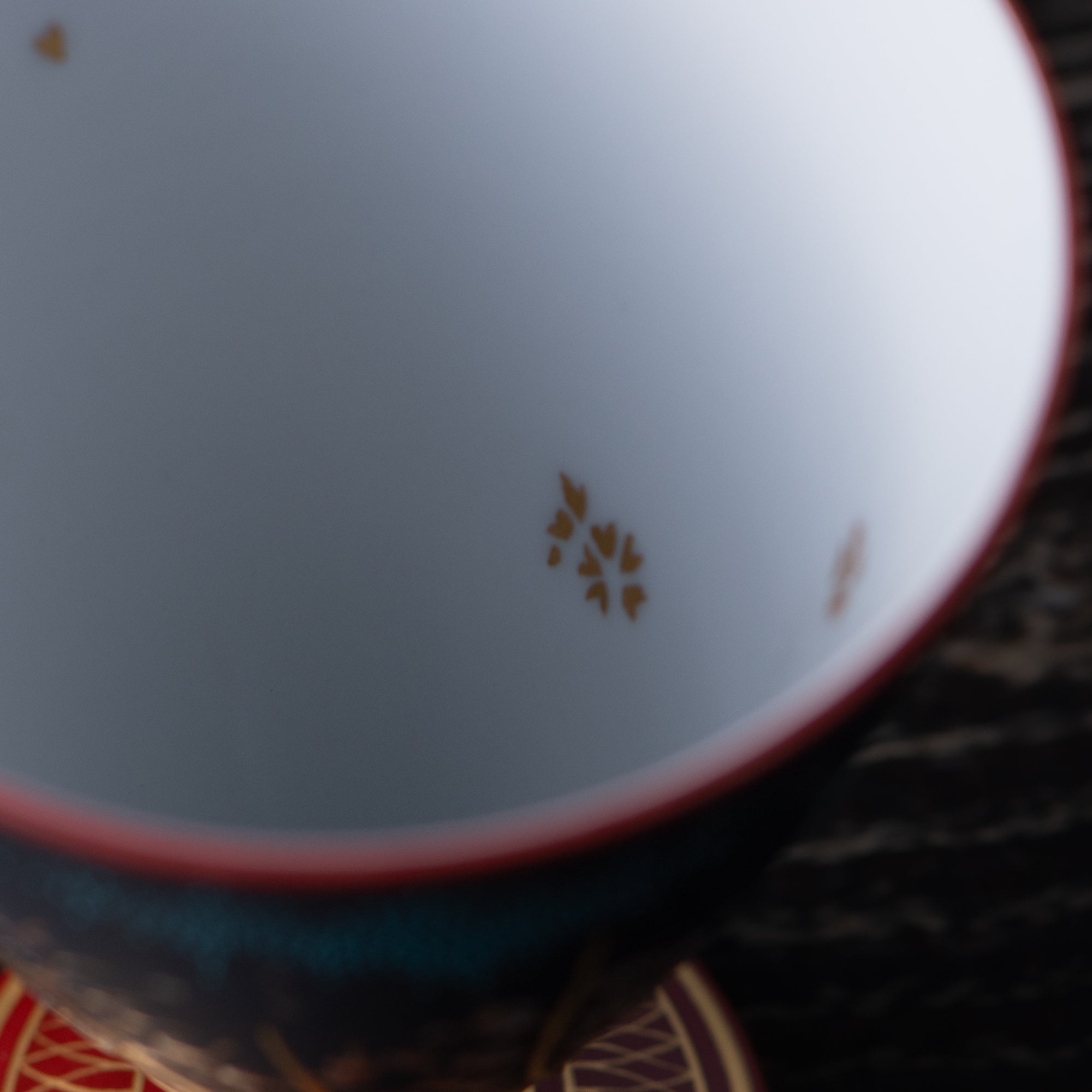 Copa de sake negra Morikin Aochibu con flor de ciruelo