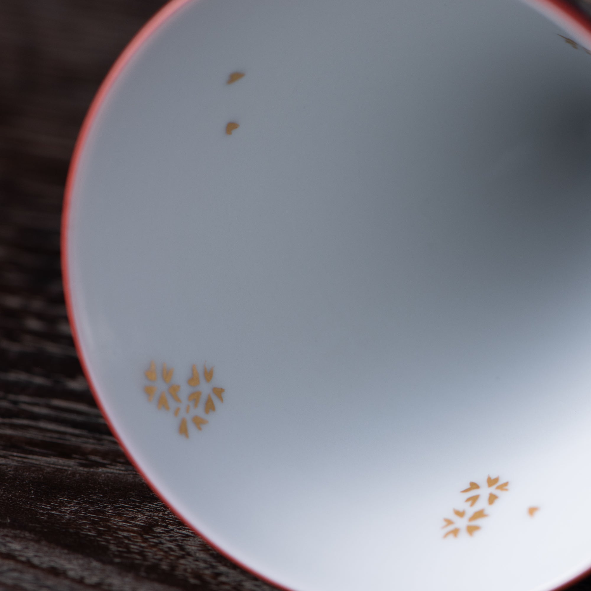 Copa de sake negra Morikin Aochibu con flor de ciruelo