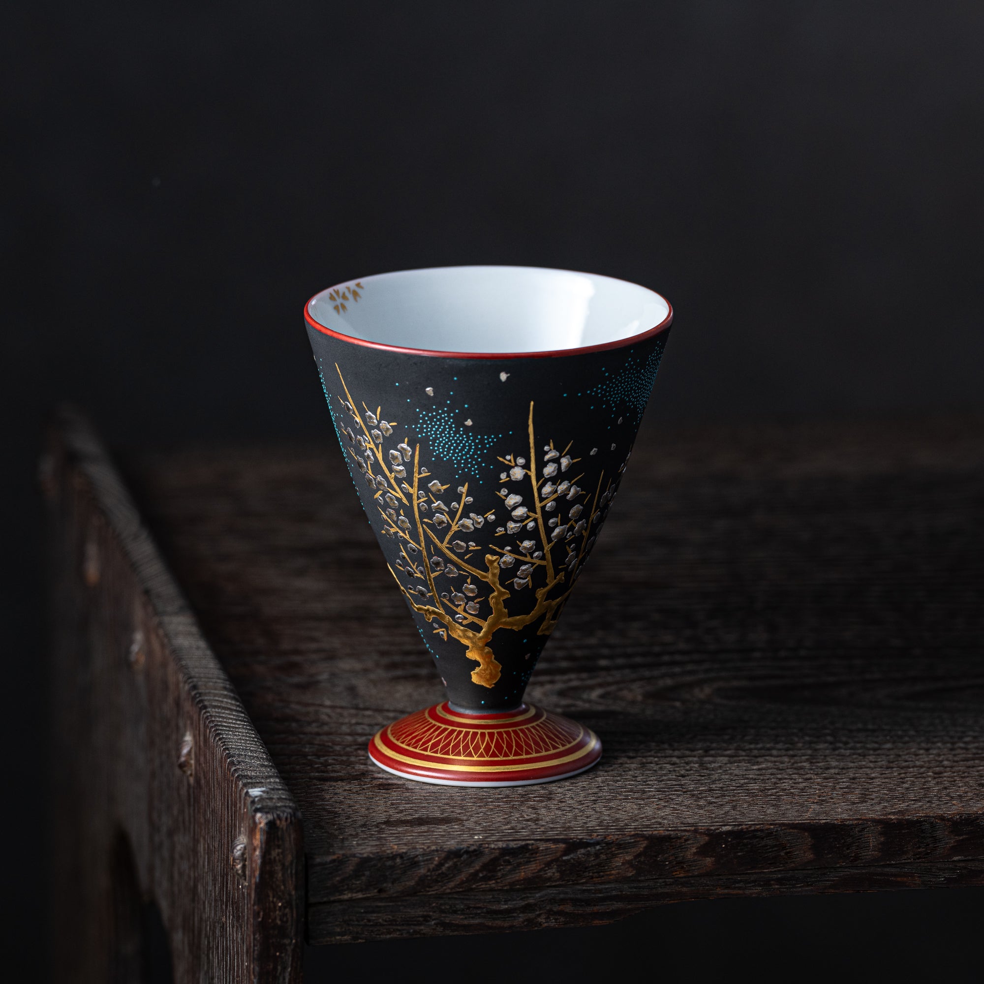 Copa de sake negra Morikin Aochibu con flor de ciruelo