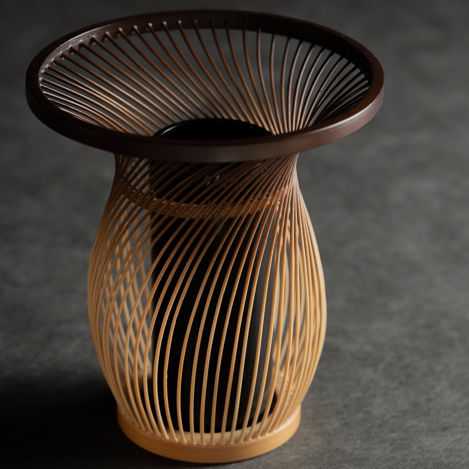 Jarrón japonés de flores de cestería curva