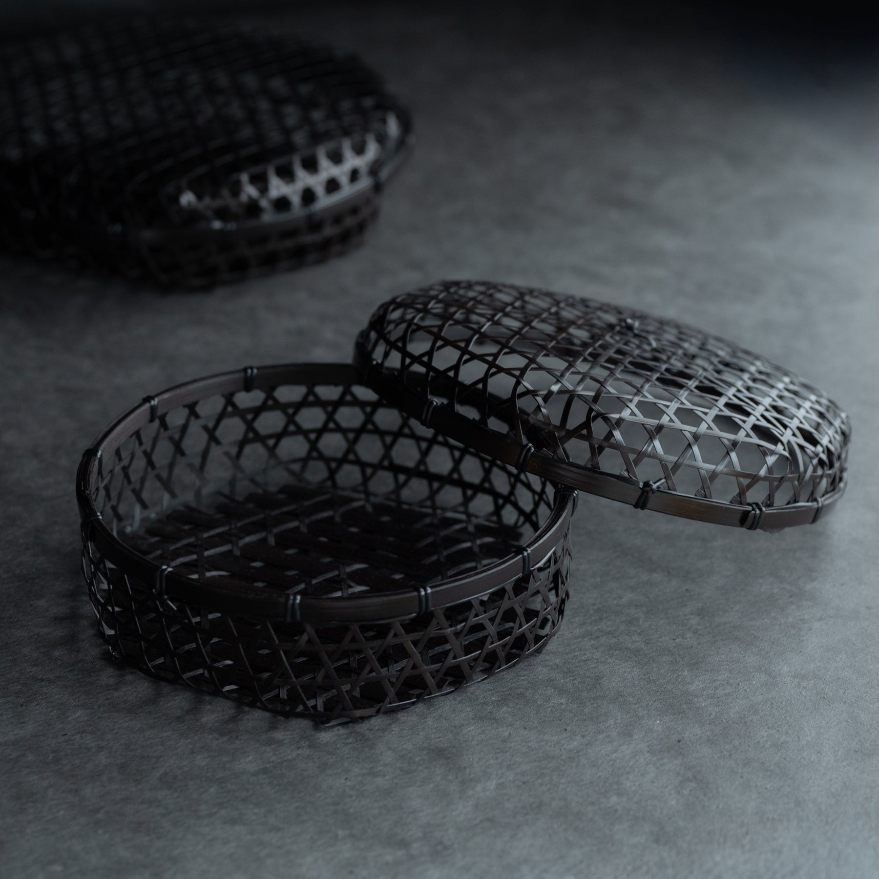 Cesta de bambú negra con tapa y tejido hexagonal