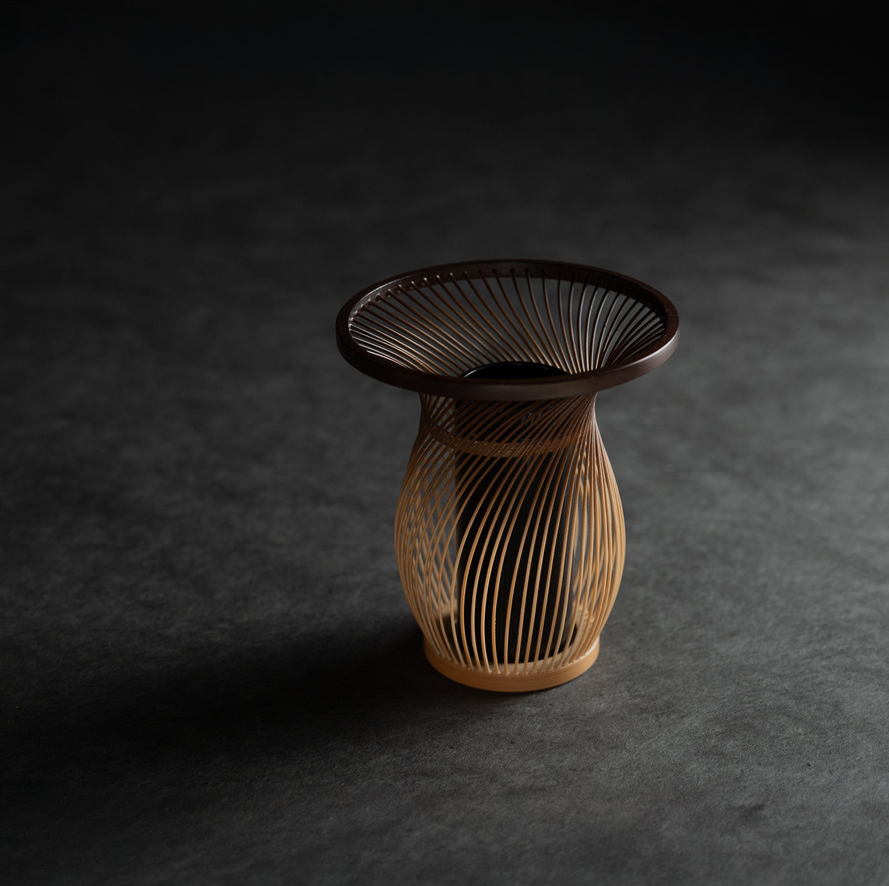Jarrón japonés de flores de cestería curva