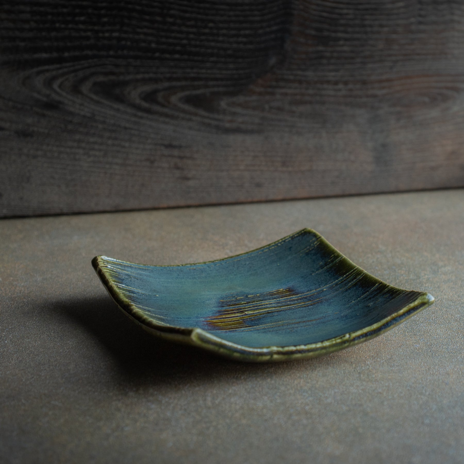Plato Cuadrado Lateral Texturizado Oribe