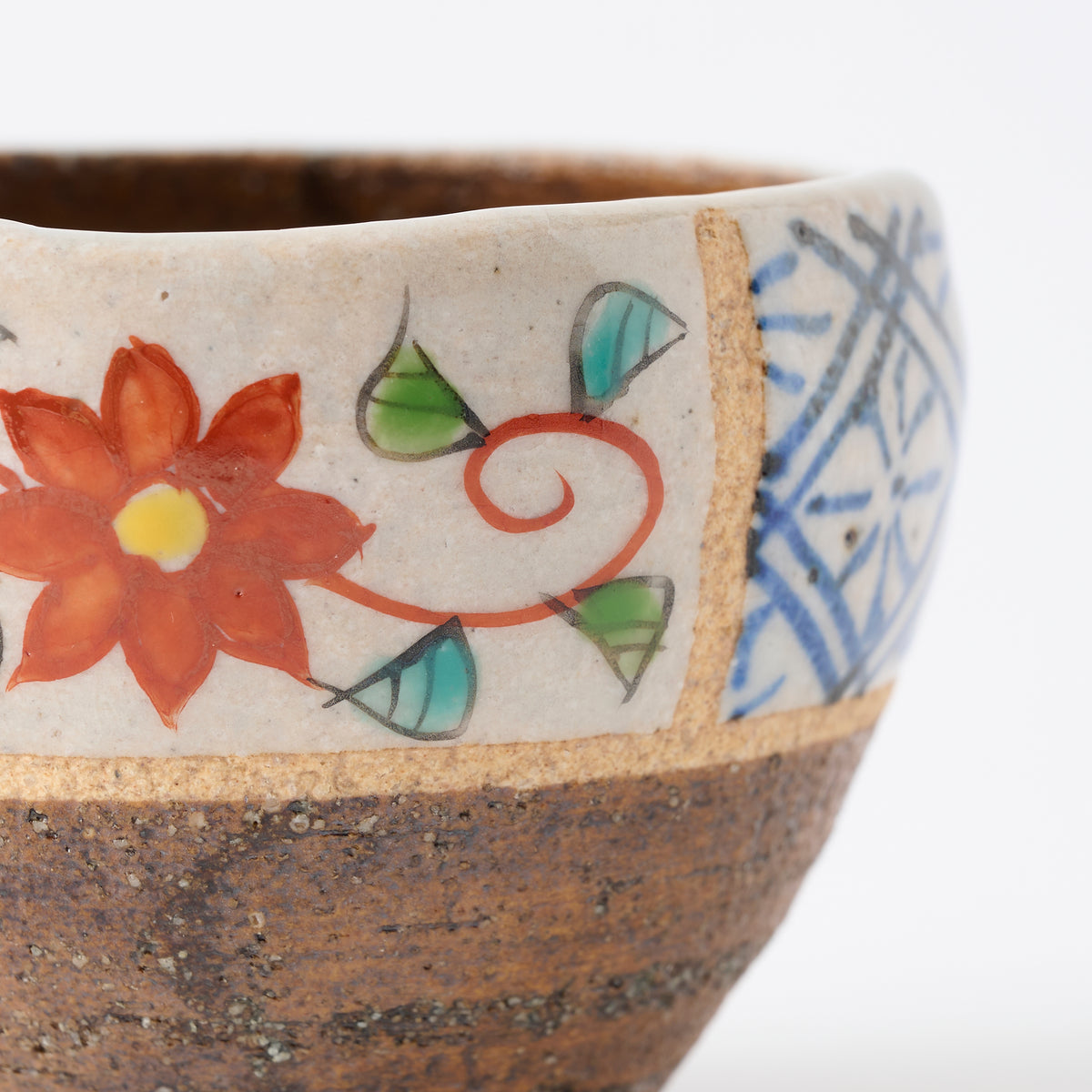 Coupe à saké Guinomi décorée de fleurs