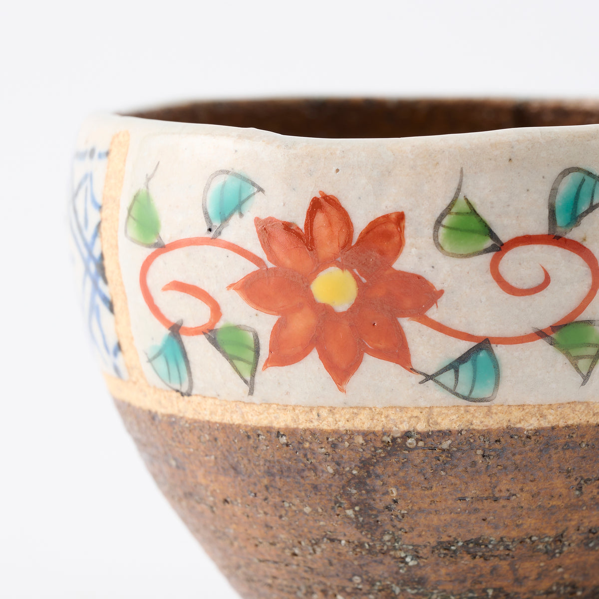 Coupe à saké Guinomi décorée de fleurs