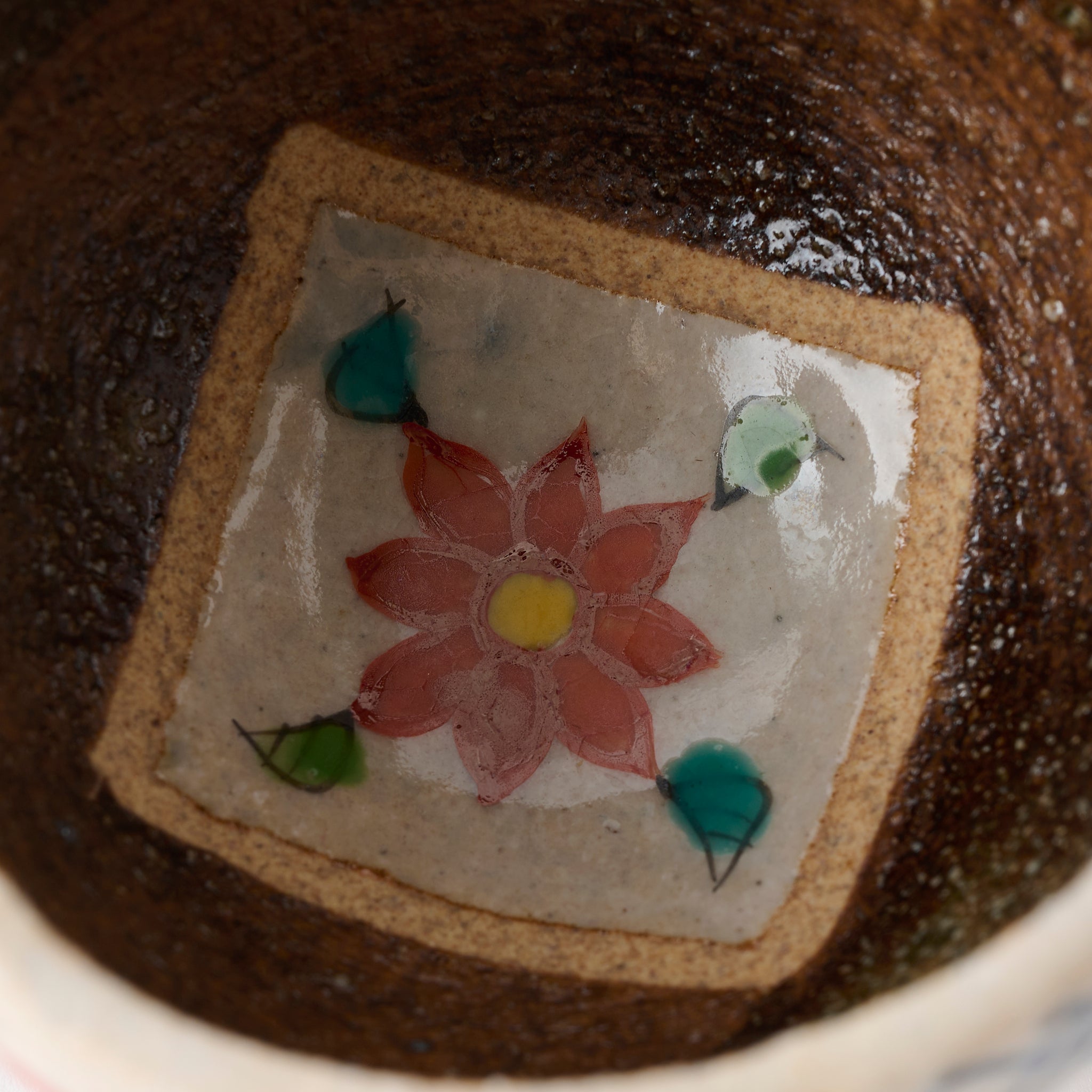 Coupe à saké Guinomi décorée de fleurs