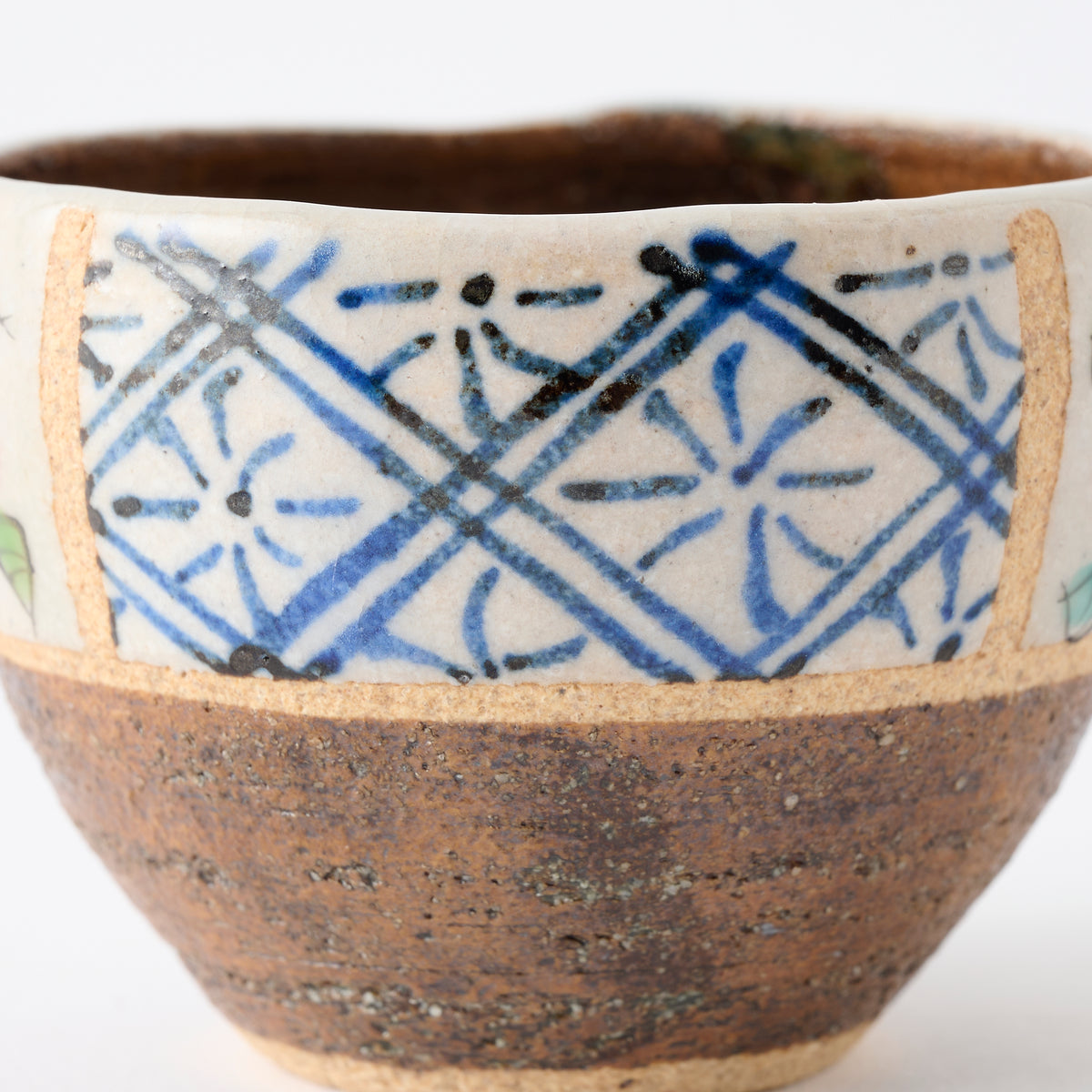 Coupe à saké Guinomi décorée de fleurs