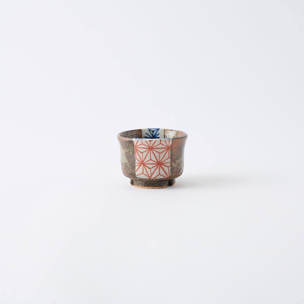 Taza de sake Guinomi con diseño de hoja de cáñamo