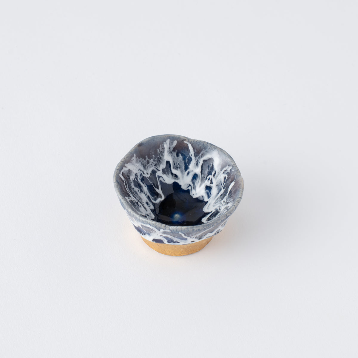 Copa de sake guinomi Sazameku Cascade en azul índigo y oro