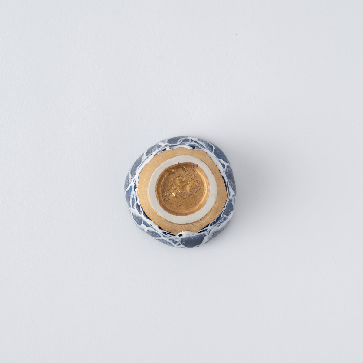 Copa de sake guinomi Sazameku Cascade en azul índigo y oro