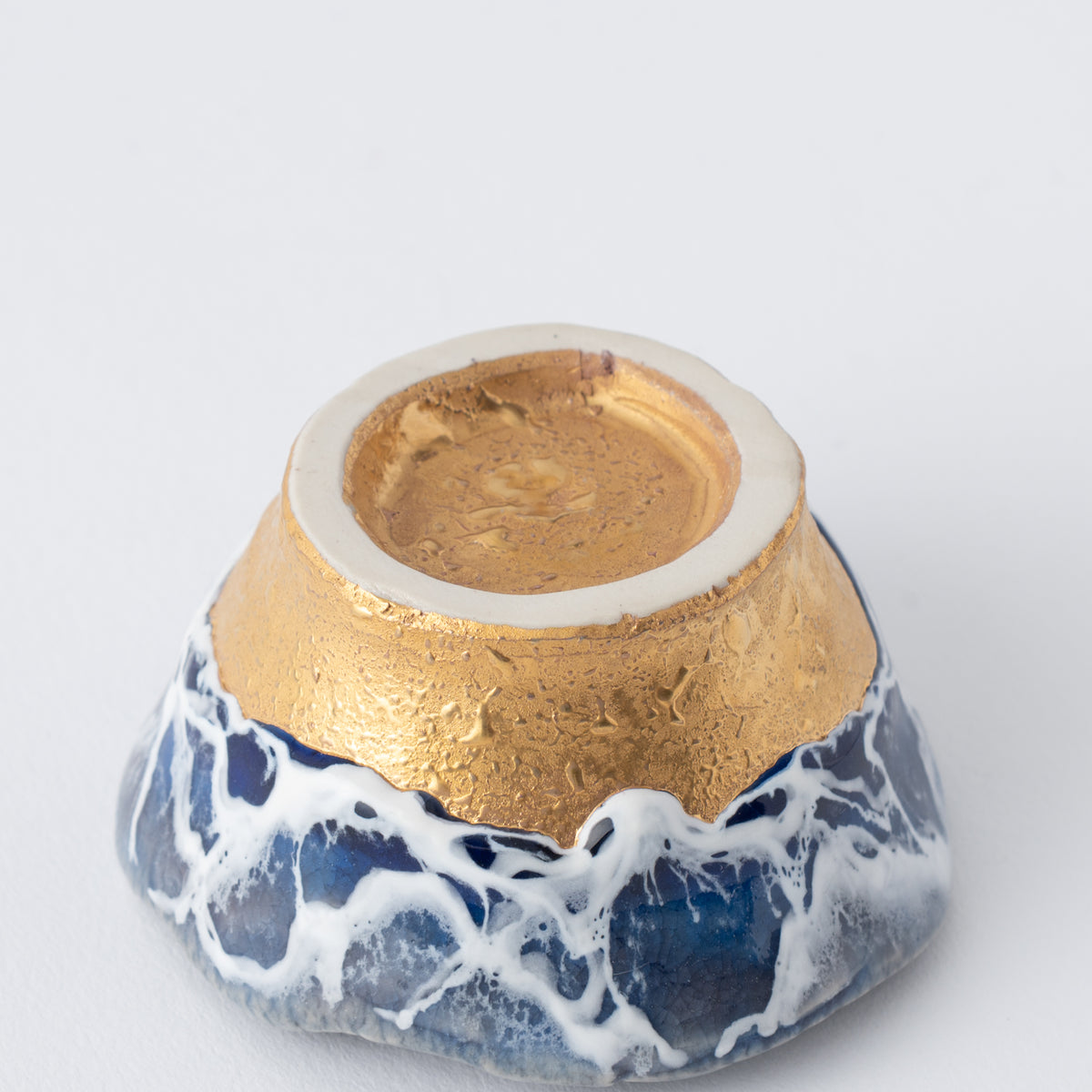 Copa de sake guinomi Sazameku Cascade en azul índigo y oro