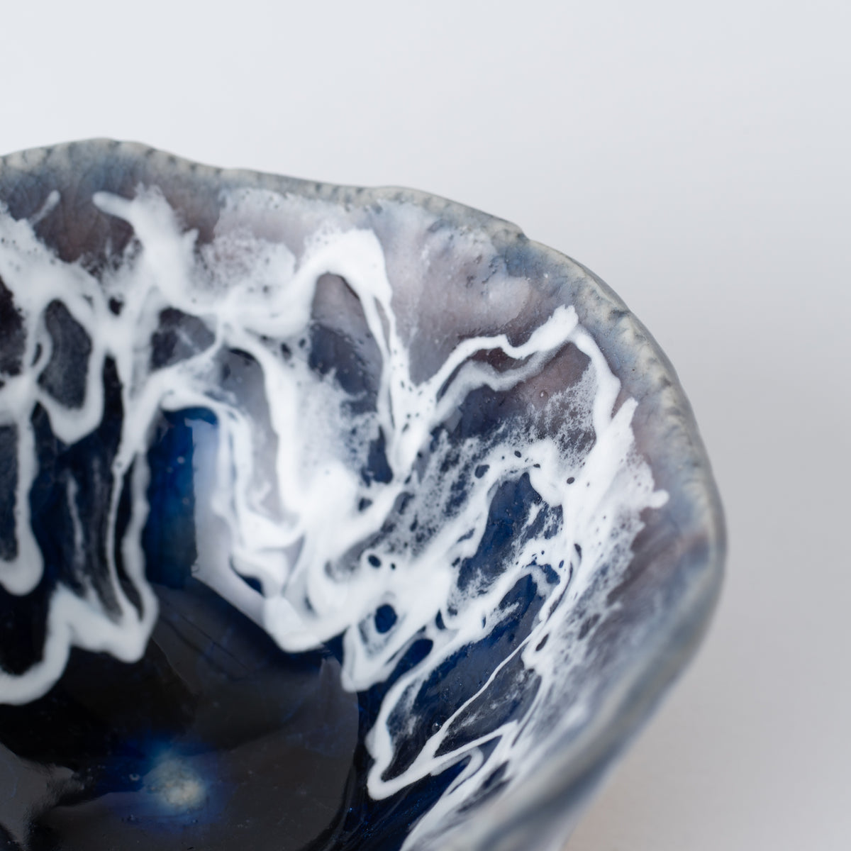 Copa de sake guinomi Sazameku Cascade en azul índigo y oro