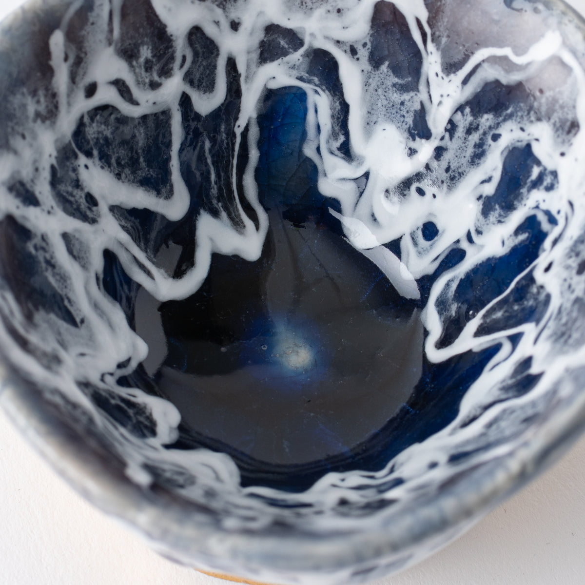 Copa de sake guinomi Sazameku Cascade en azul índigo y oro